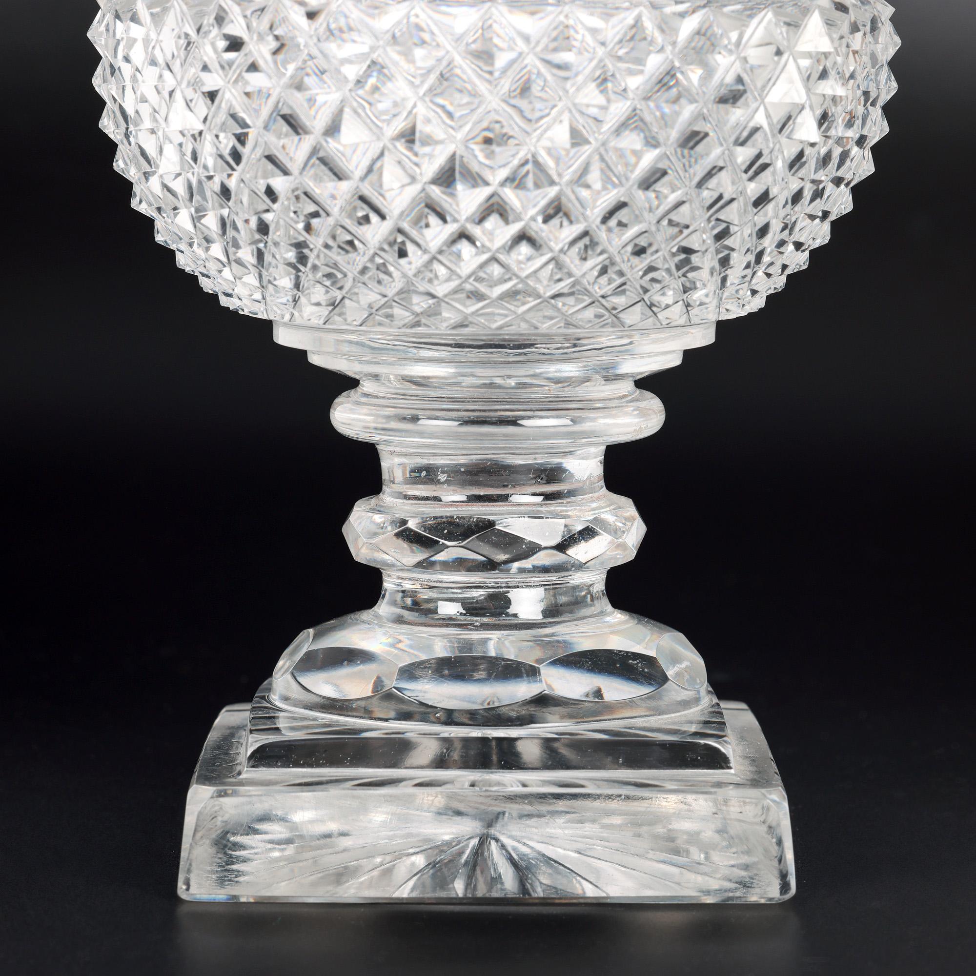 Vase à piédestal et couvercle en verre fin taillé Anglo-Irish Regency en vente 9