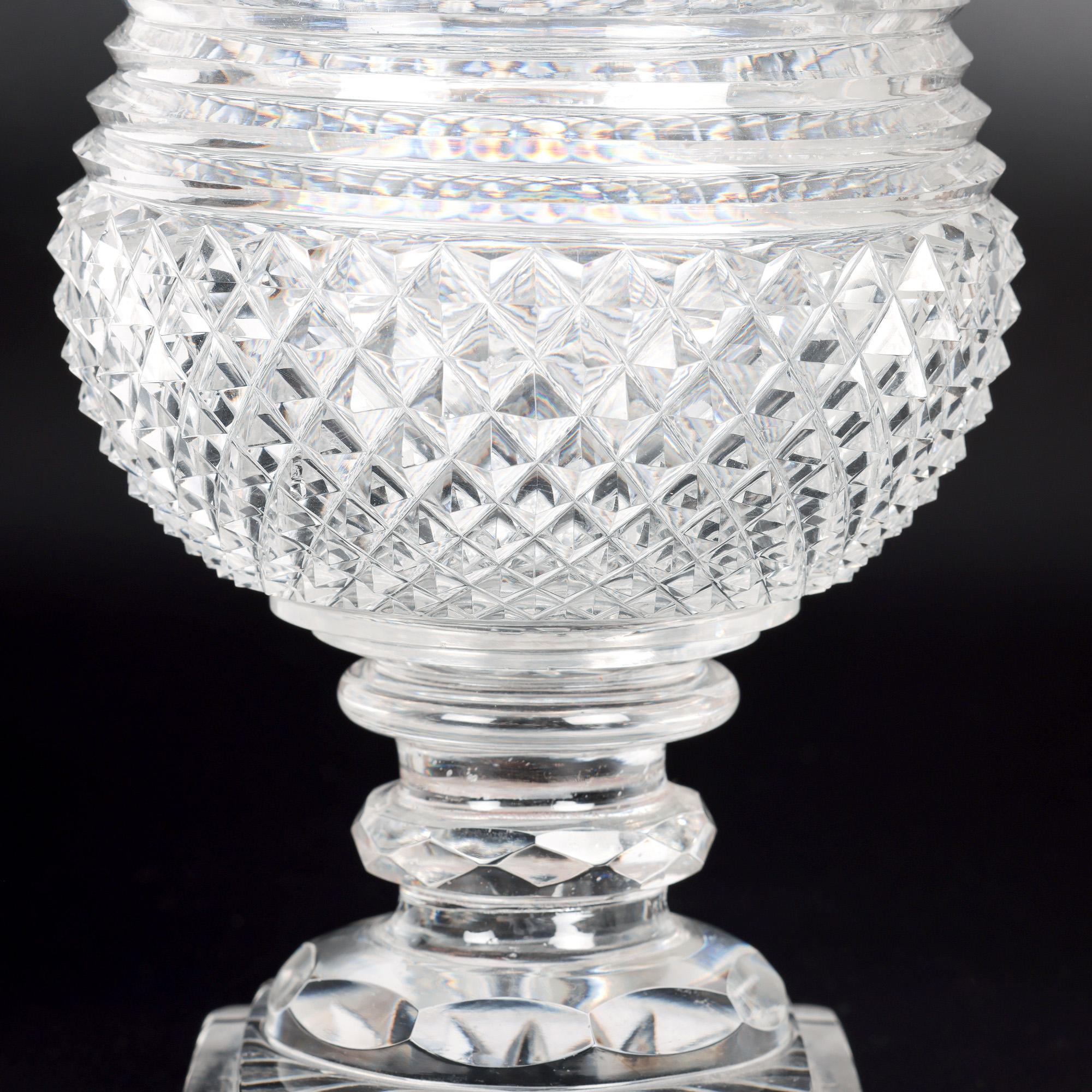 Vase à piédestal et couvercle en verre fin taillé Anglo-Irish Regency en vente 10