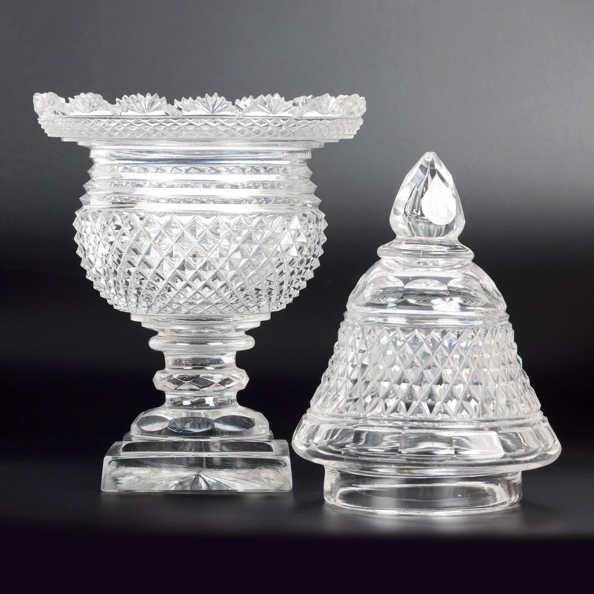 Vase à piédestal et couvercle en verre fin taillé Anglo-Irish Regency en vente 11