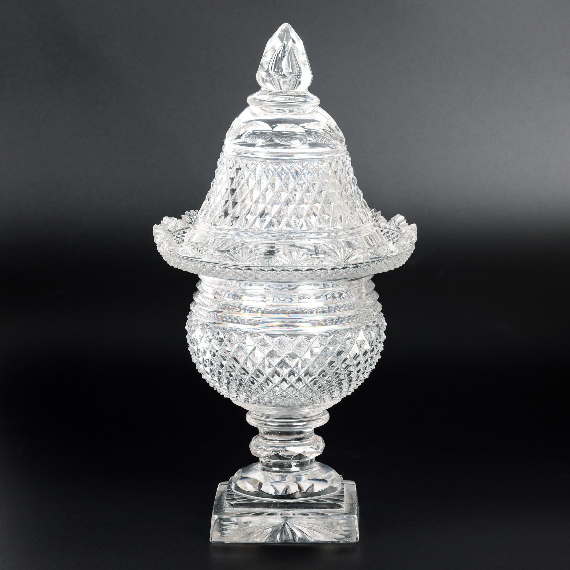 Provenant d'une collection privée d'une prestigieuse résidence londonienne, nous avons le plaisir d'offrir cet exceptionnel vase à piédestal ou bonbonnieres en verre taillé de style Régence anglo-irlandais et son couvercle, datant du début du 19e