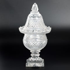 Jarrón de pedestal y tapa de cristal tallado de la Regencia angloirlandesa