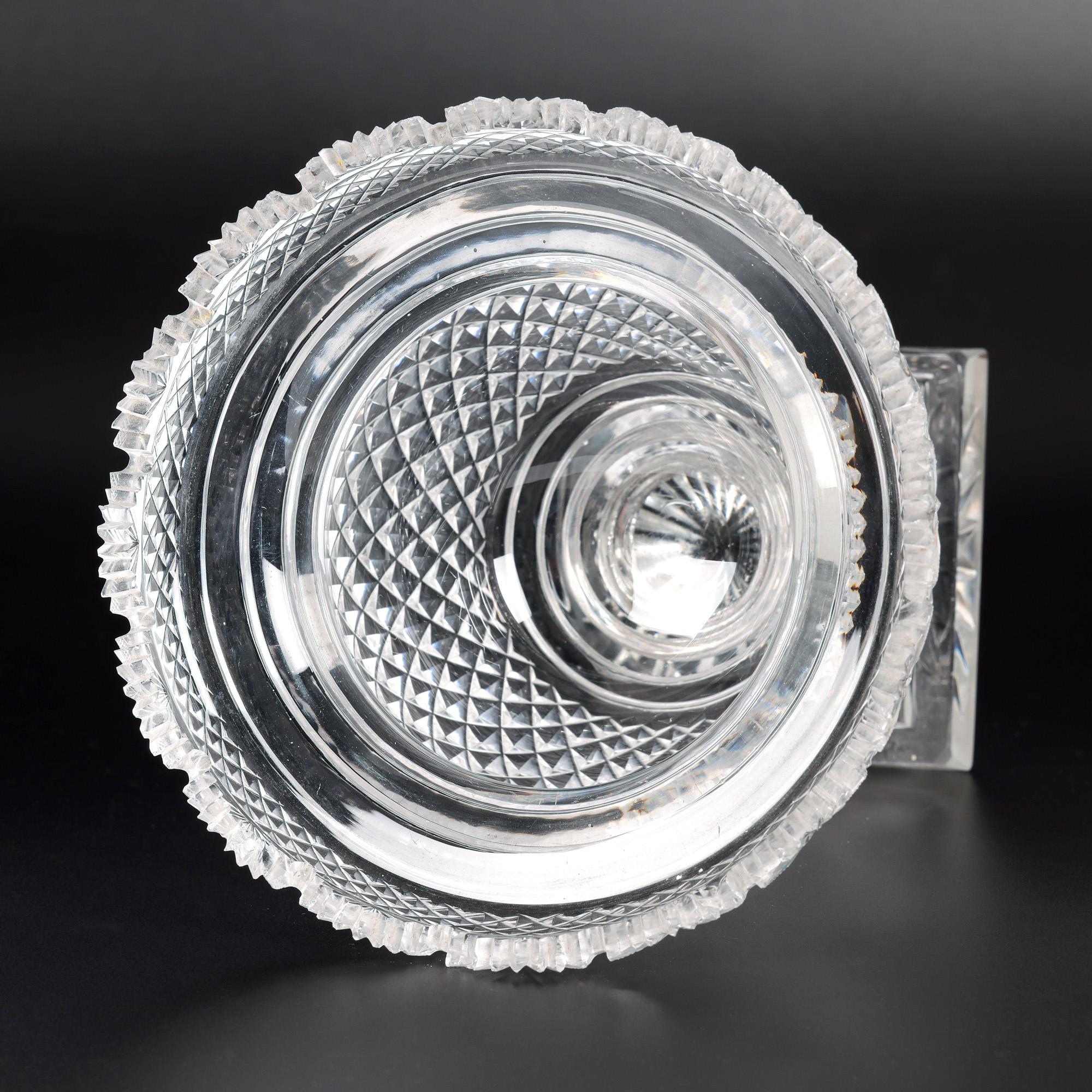 irlandais Vase à piédestal et couvercle en verre fin taillé Anglo-Irish Regency en vente
