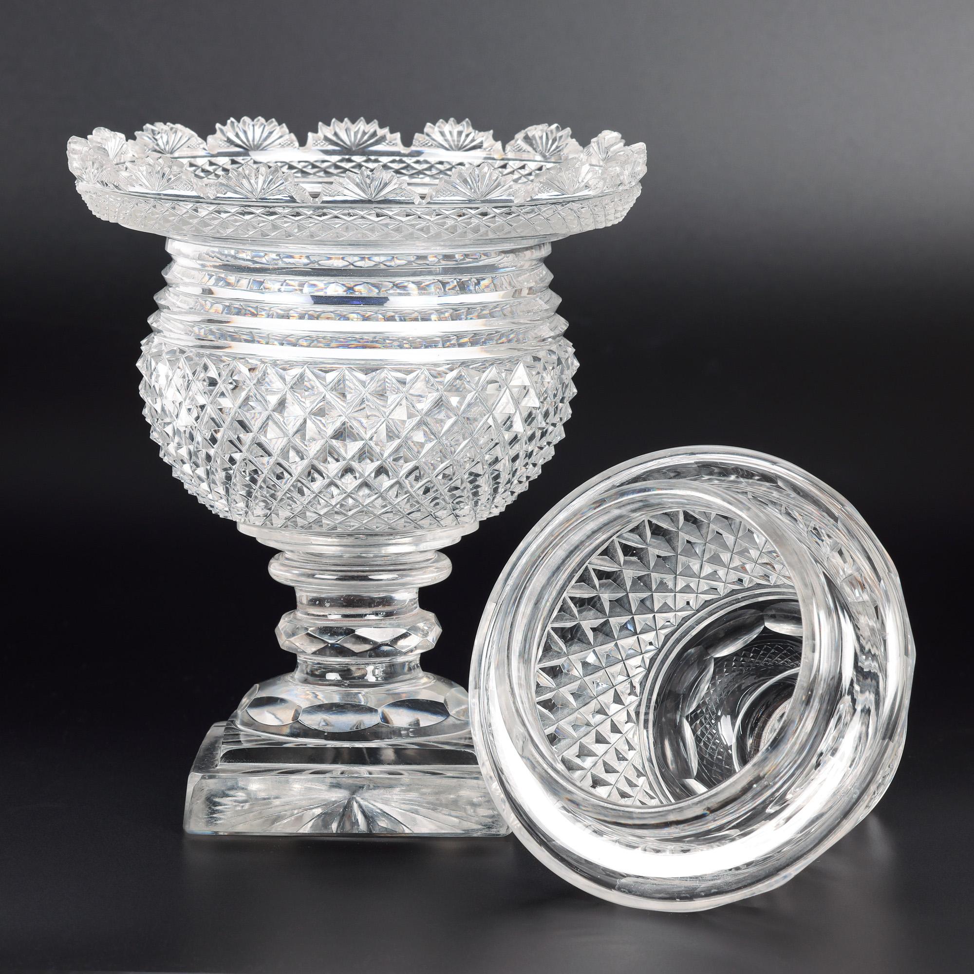 Fait main Vase à piédestal et couvercle en verre fin taillé Anglo-Irish Regency en vente