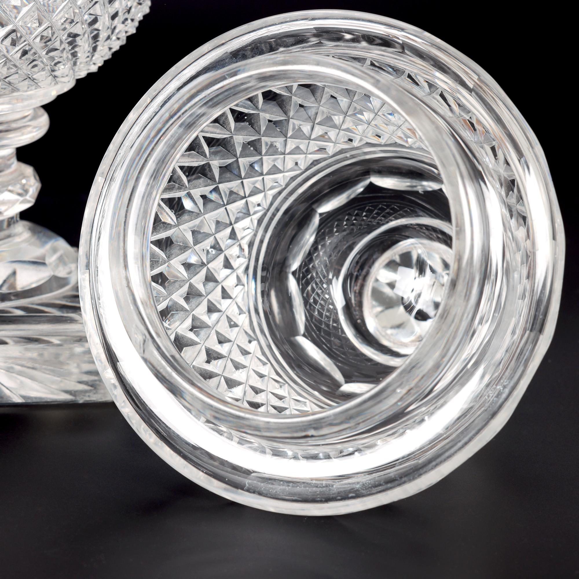 Vase à piédestal et couvercle en verre fin taillé Anglo-Irish Regency Bon état - En vente à Bishop's Stortford, Hertfordshire