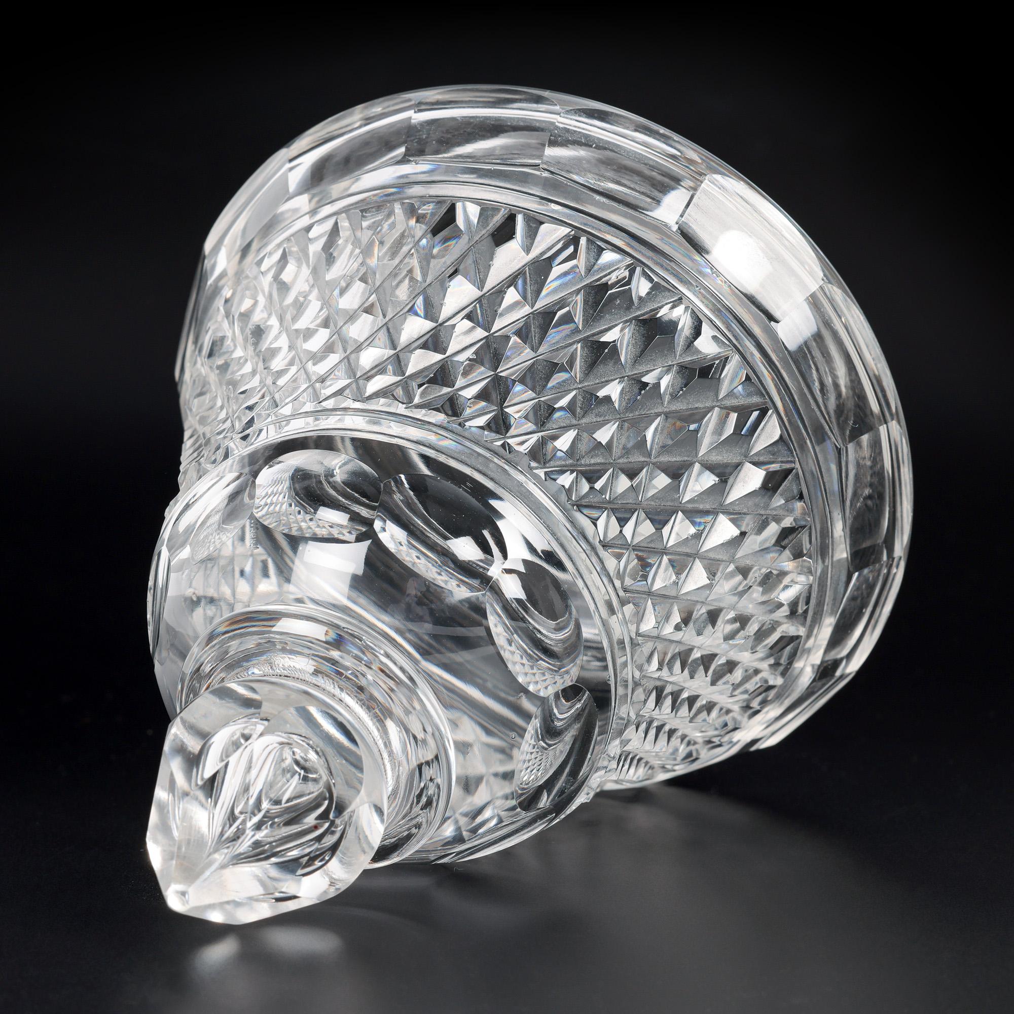 XIXe siècle Vase à piédestal et couvercle en verre fin taillé Anglo-Irish Regency en vente