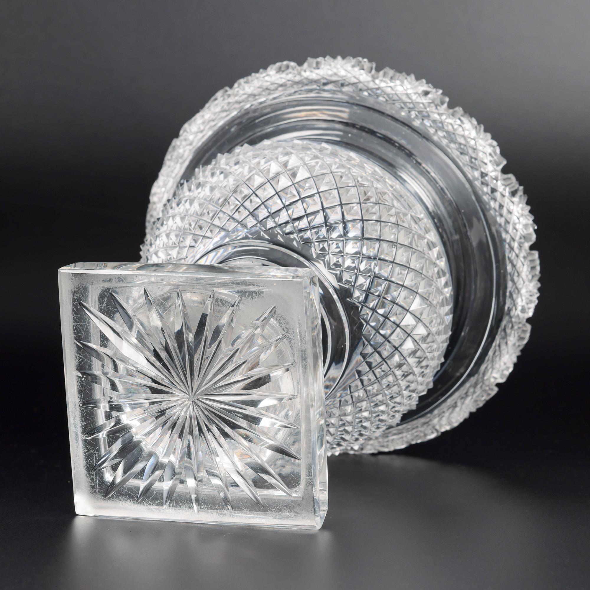 Vase à piédestal et couvercle en verre fin taillé Anglo-Irish Regency en vente 1