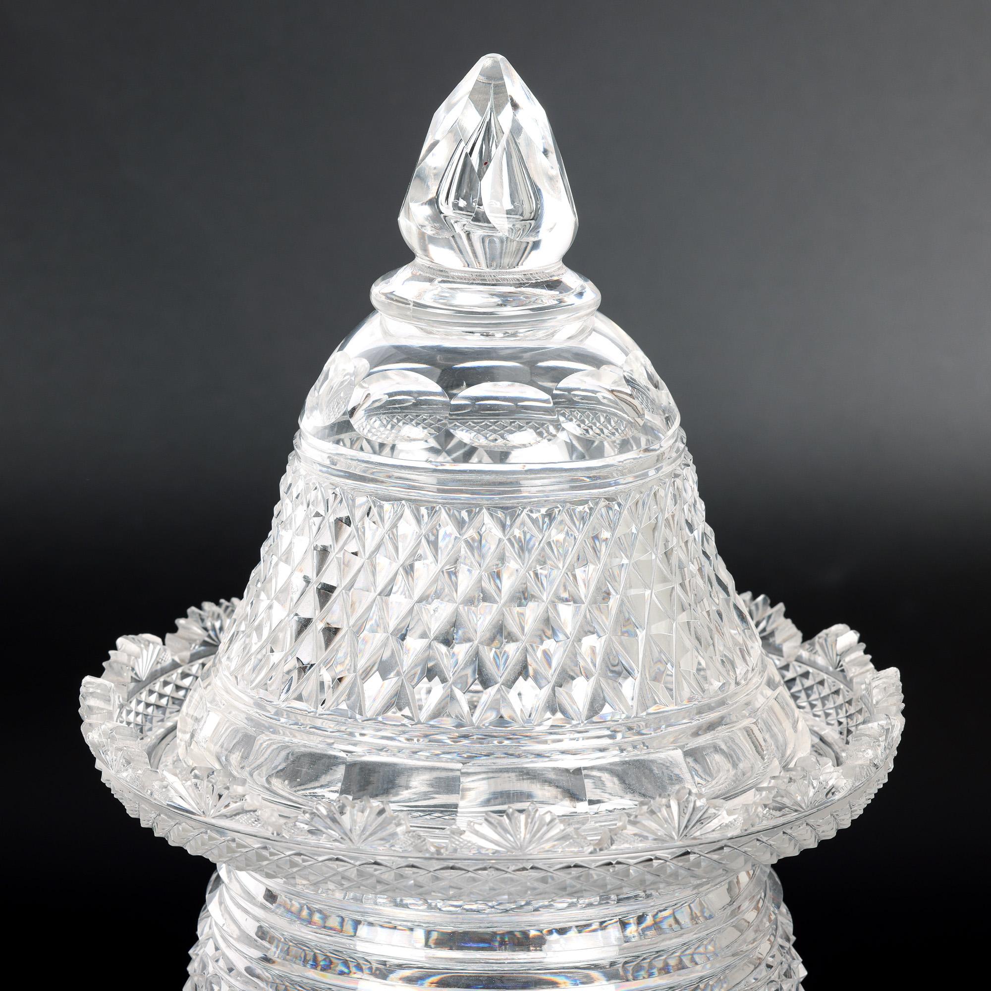 Vase à piédestal et couvercle en verre fin taillé Anglo-Irish Regency en vente 2
