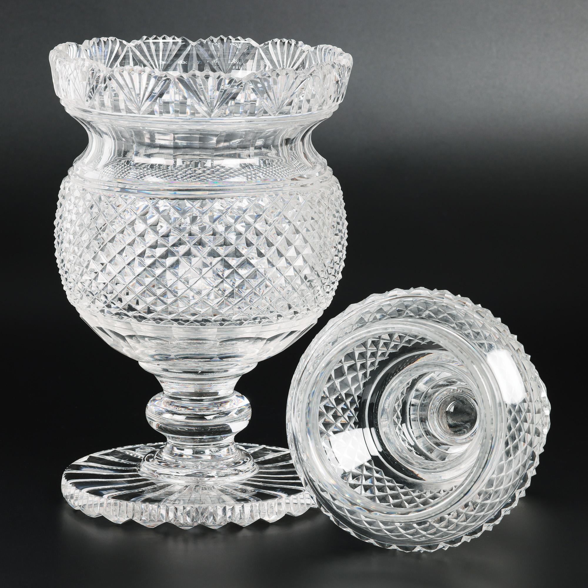 Vase à piédestal et couvercle en verre taillé de style Régence anglo-irlandaise en vente 3
