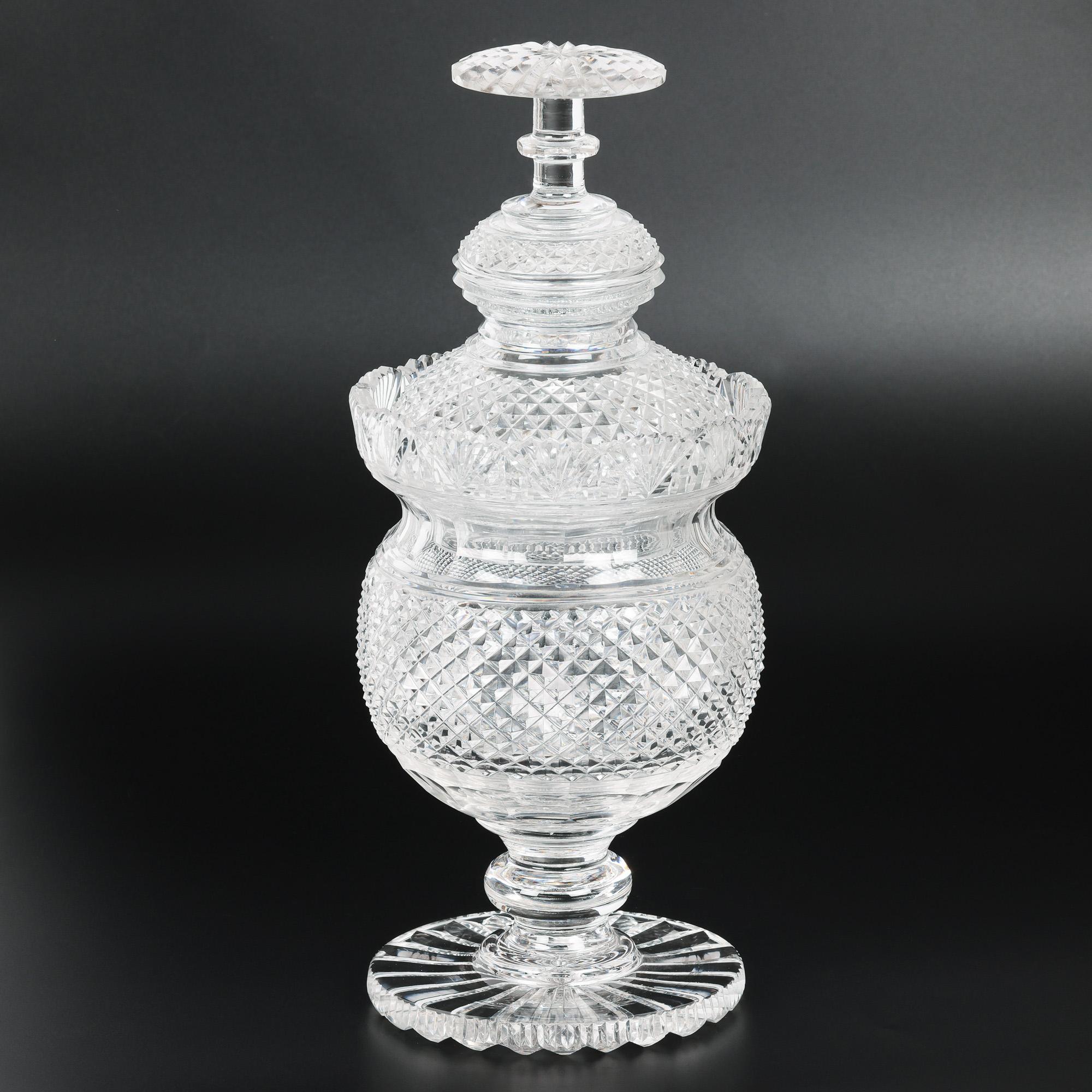 Vase à piédestal et couvercle en verre taillé de style Régence anglo-irlandaise en vente 4
