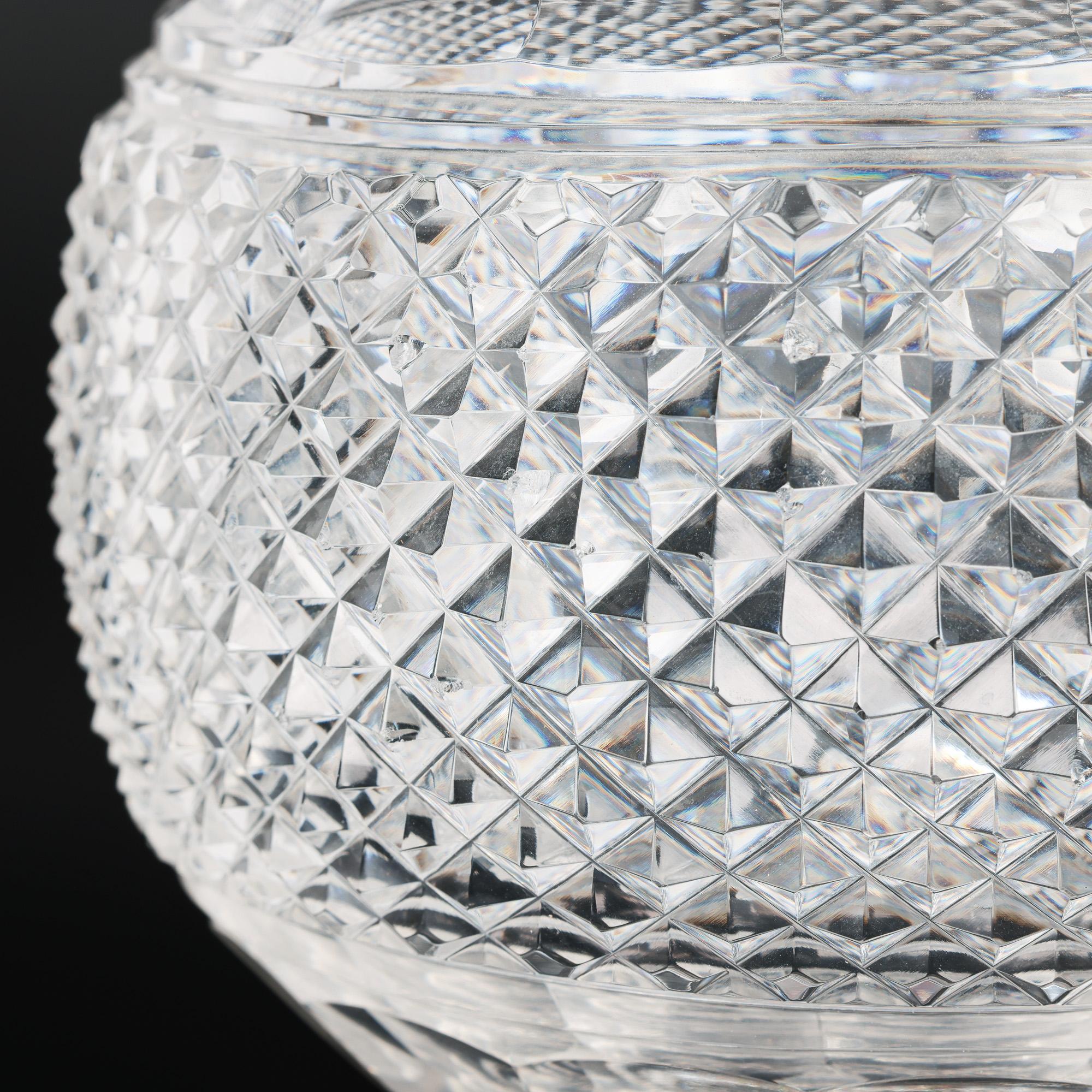 Vase à piédestal et couvercle en verre taillé de style Régence anglo-irlandaise en vente 7