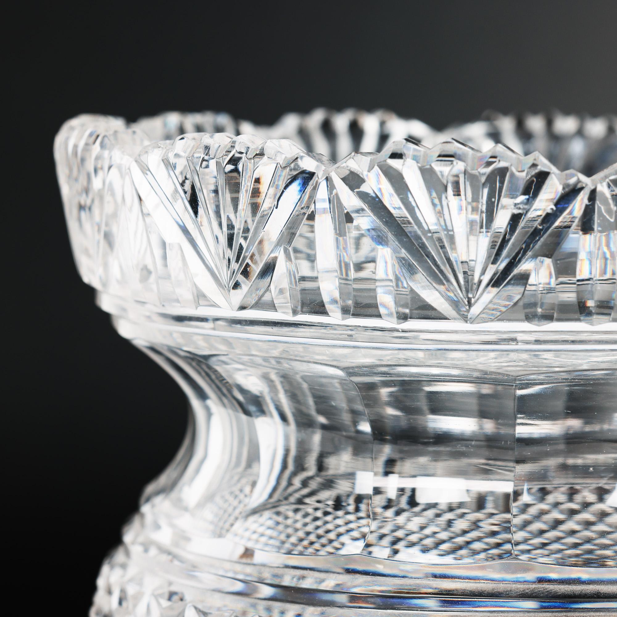 Vase à piédestal et couvercle en verre taillé de style Régence anglo-irlandaise en vente 8