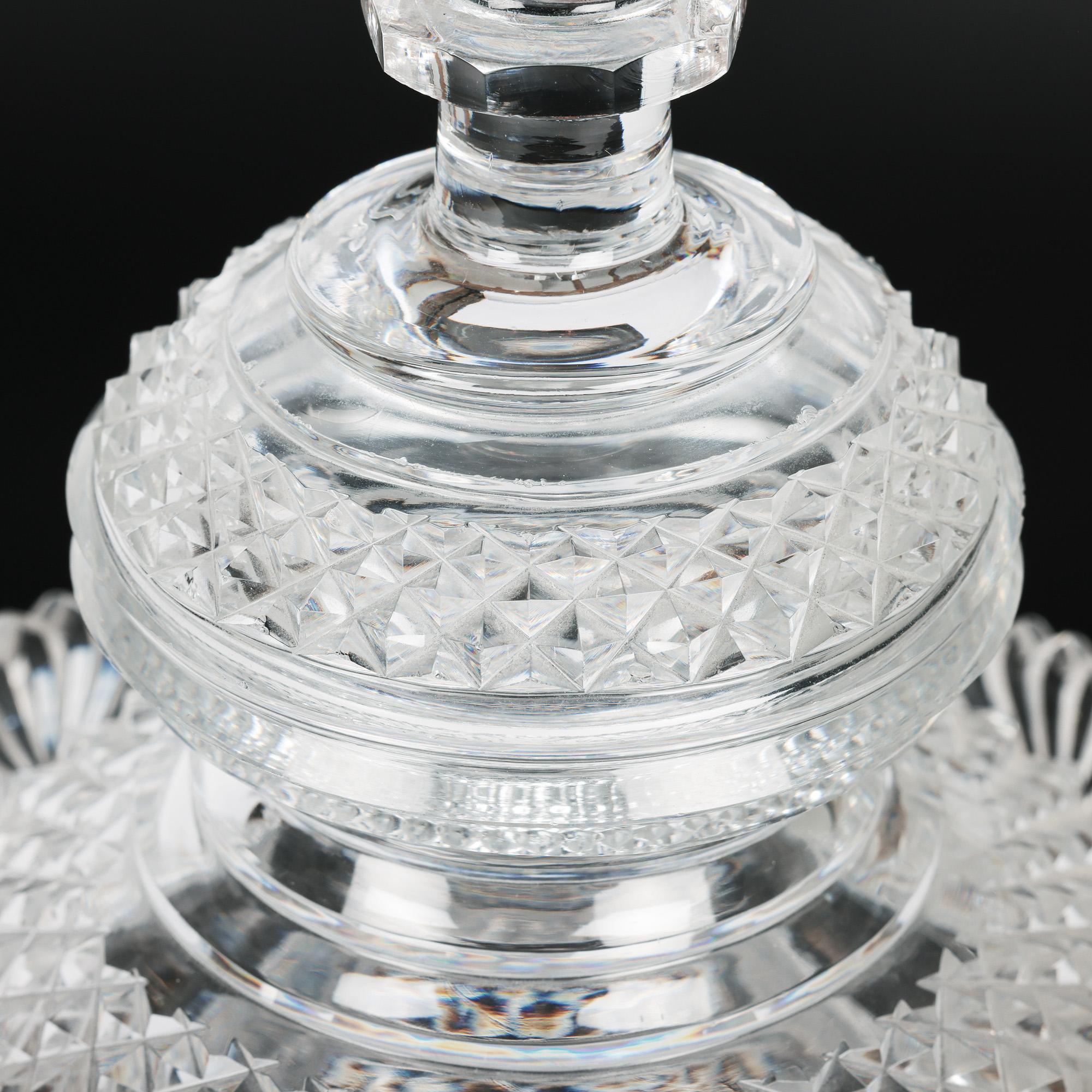 Vase à piédestal et couvercle en verre taillé de style Régence anglo-irlandaise en vente 11