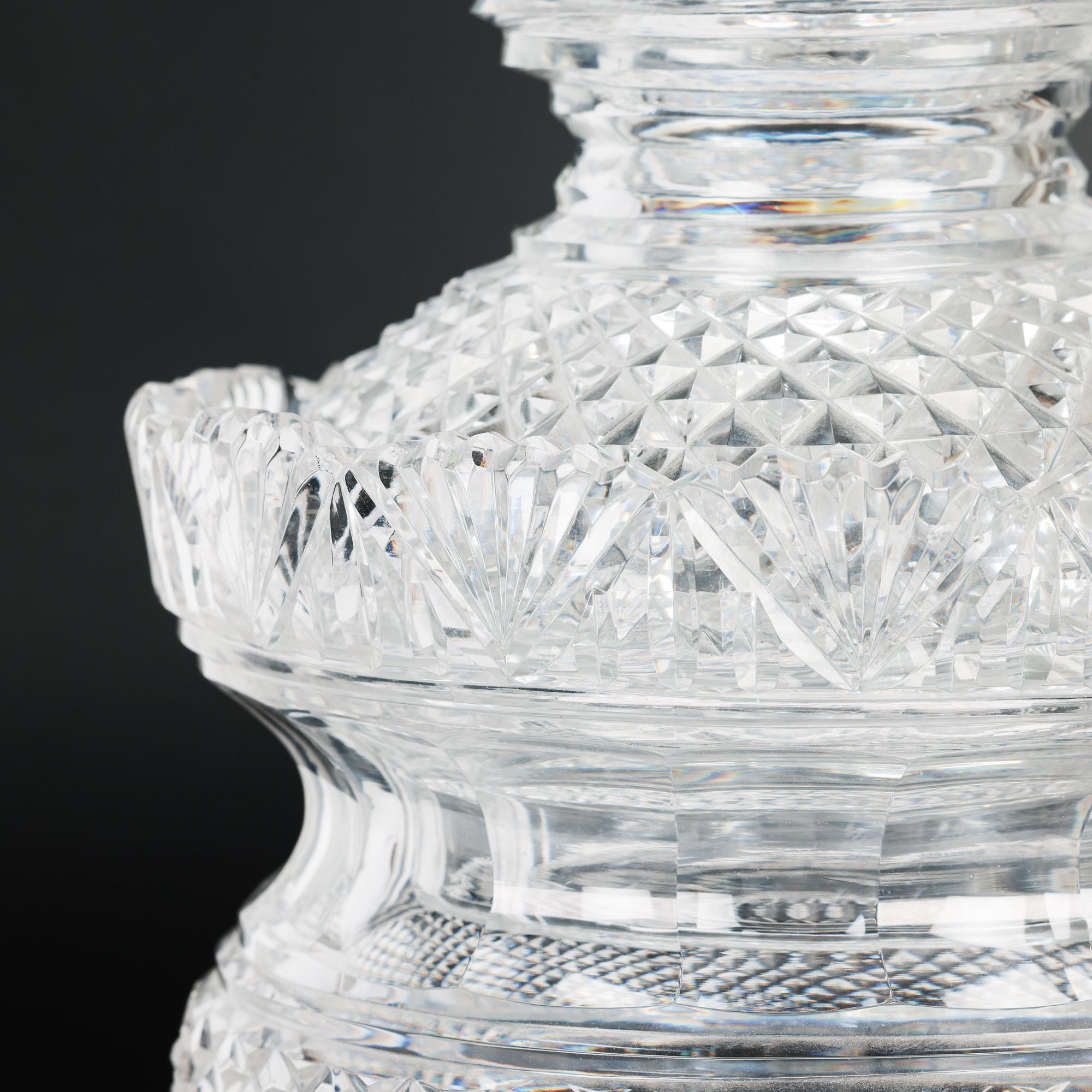 Vase à piédestal et couvercle en verre taillé de style Régence anglo-irlandaise en vente 12