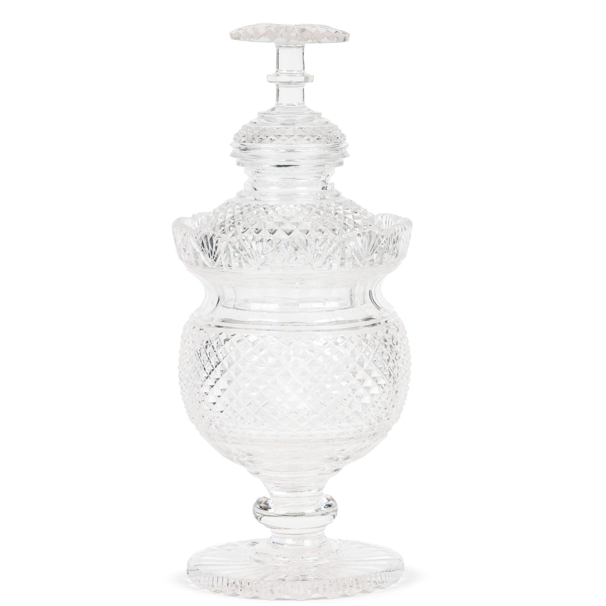 Provenant d'une collection privée d'une prestigieuse résidence londonienne, nous avons le plaisir d'offrir cet exceptionnel vase à piédestal ou bonbonnieres en verre taillé de style Régence anglo-irlandais et son couvercle, datant du début du 19e