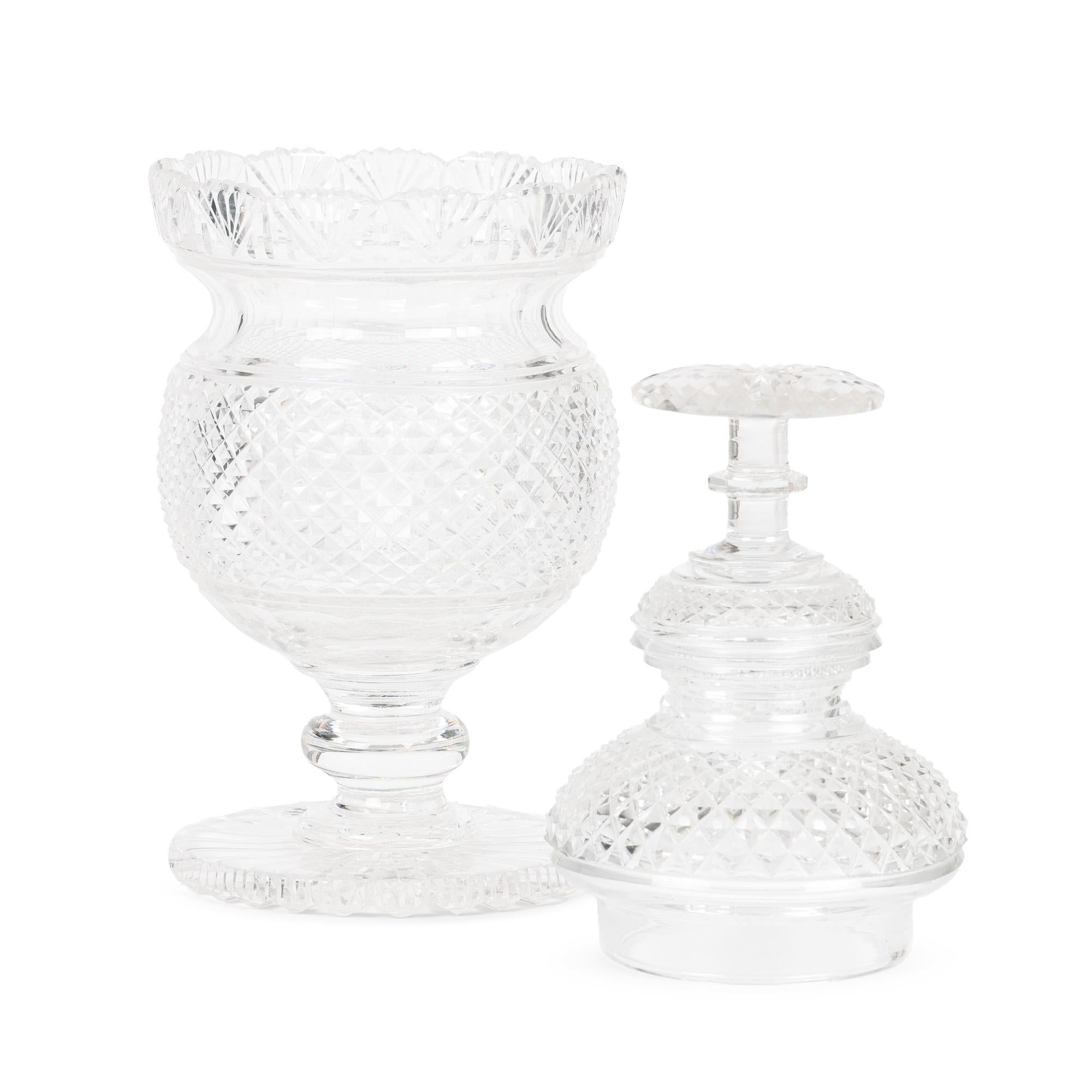 Vase à piédestal et couvercle en verre taillé de style Régence anglo-irlandaise en vente 13