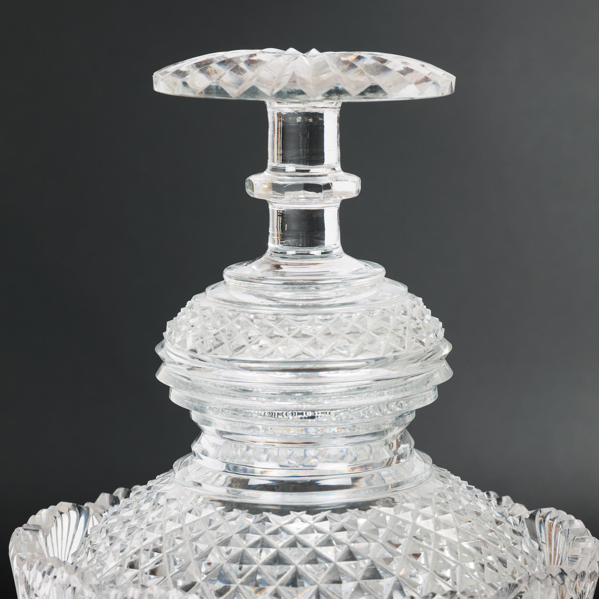 Regency Vase à piédestal et couvercle en verre taillé de style Régence anglo-irlandaise en vente