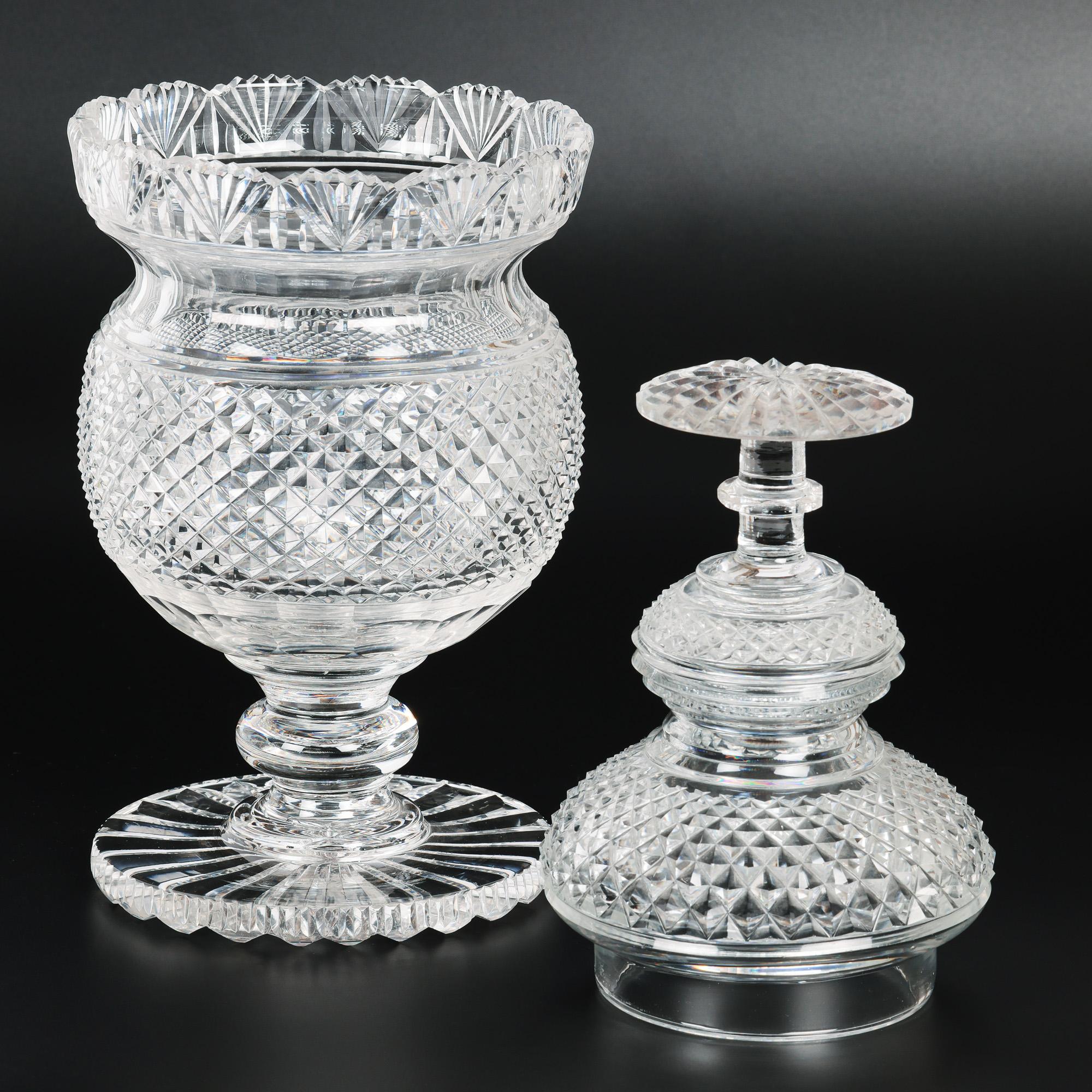 Fait main Vase à piédestal et couvercle en verre taillé de style Régence anglo-irlandaise en vente