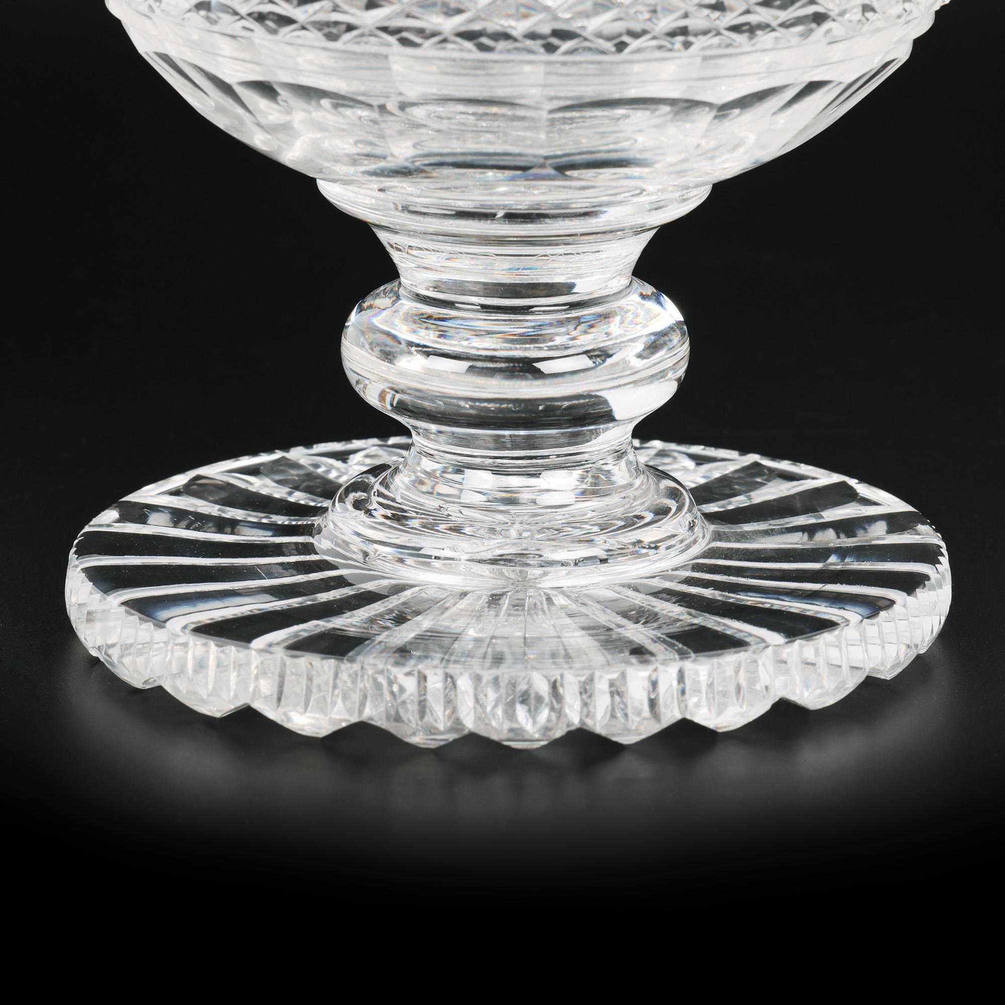 Vase à piédestal et couvercle en verre taillé de style Régence anglo-irlandaise Bon état - En vente à Bishop's Stortford, Hertfordshire
