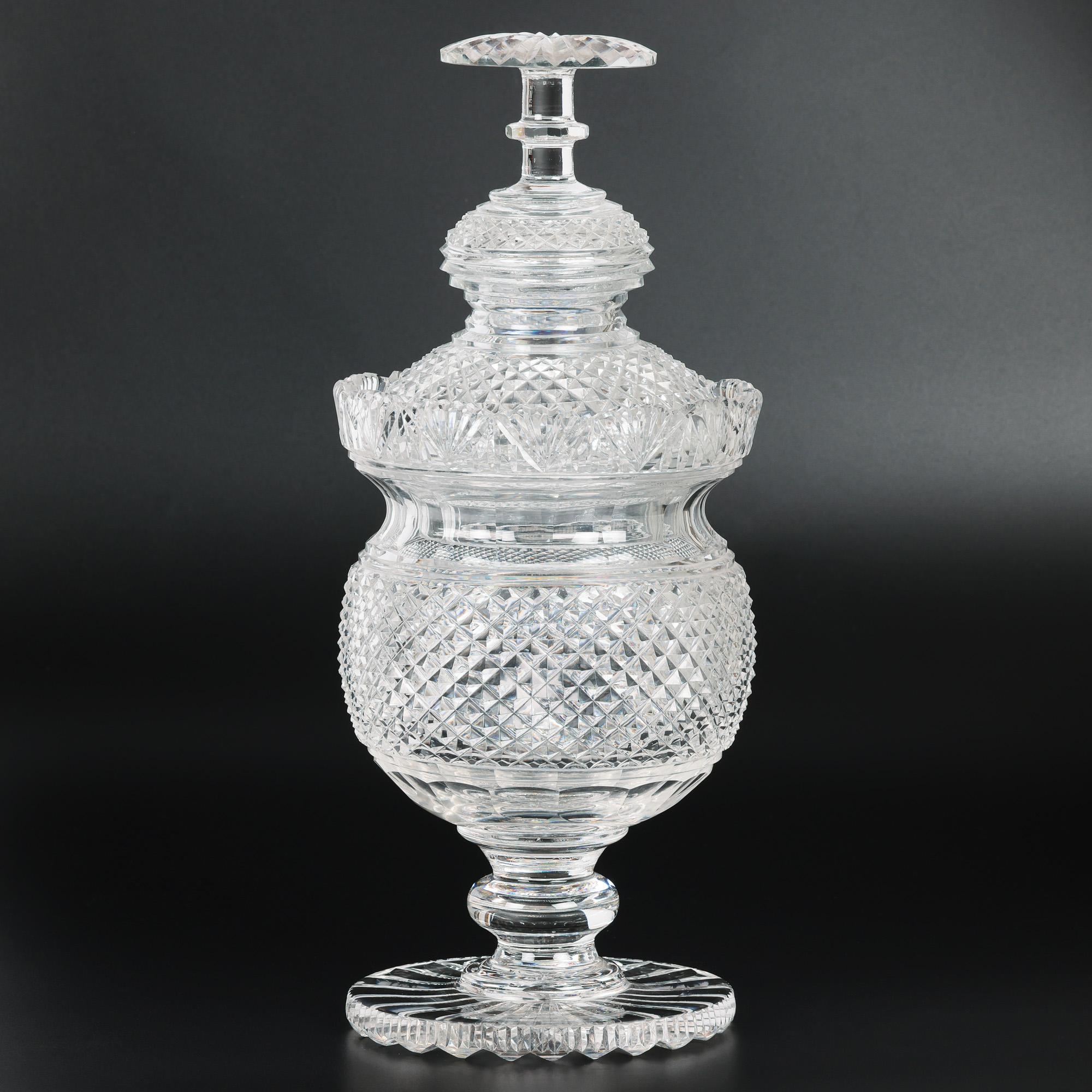 XIXe siècle Vase à piédestal et couvercle en verre taillé de style Régence anglo-irlandaise en vente