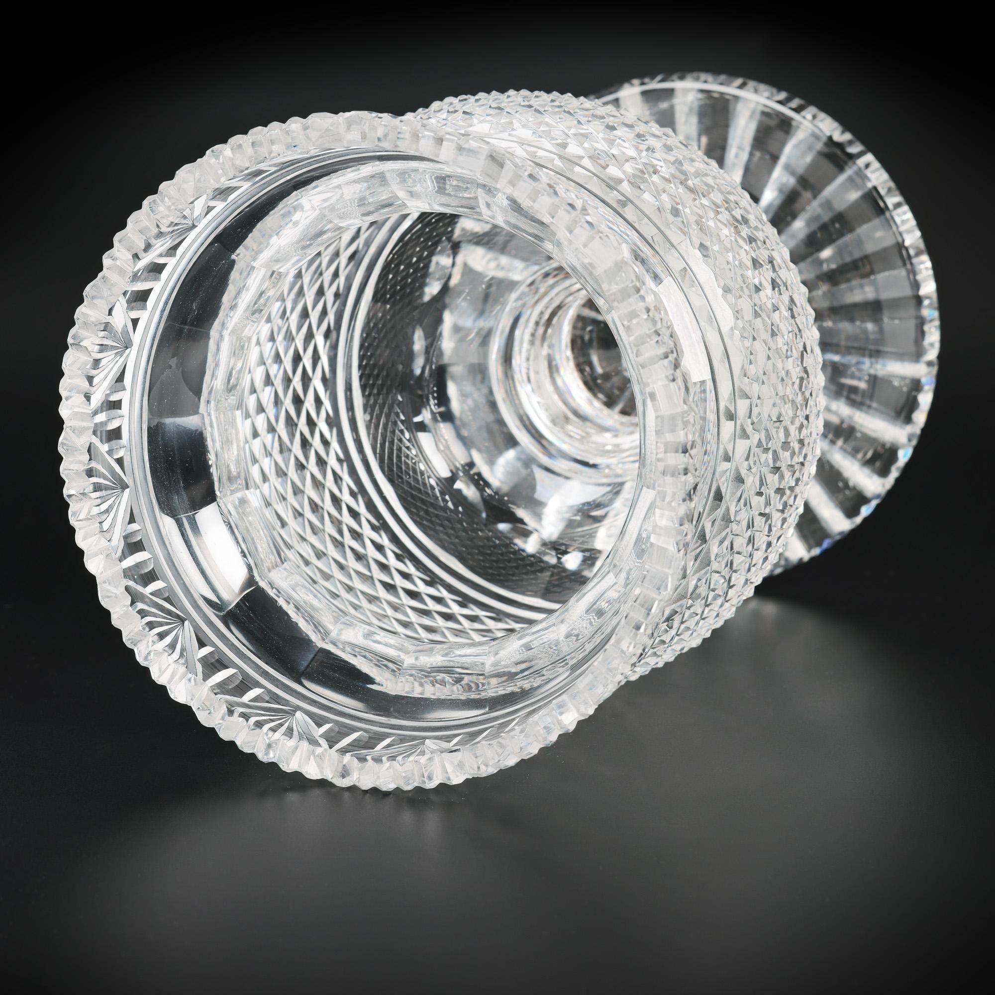 Verre taillé Vase à piédestal et couvercle en verre taillé de style Régence anglo-irlandaise en vente