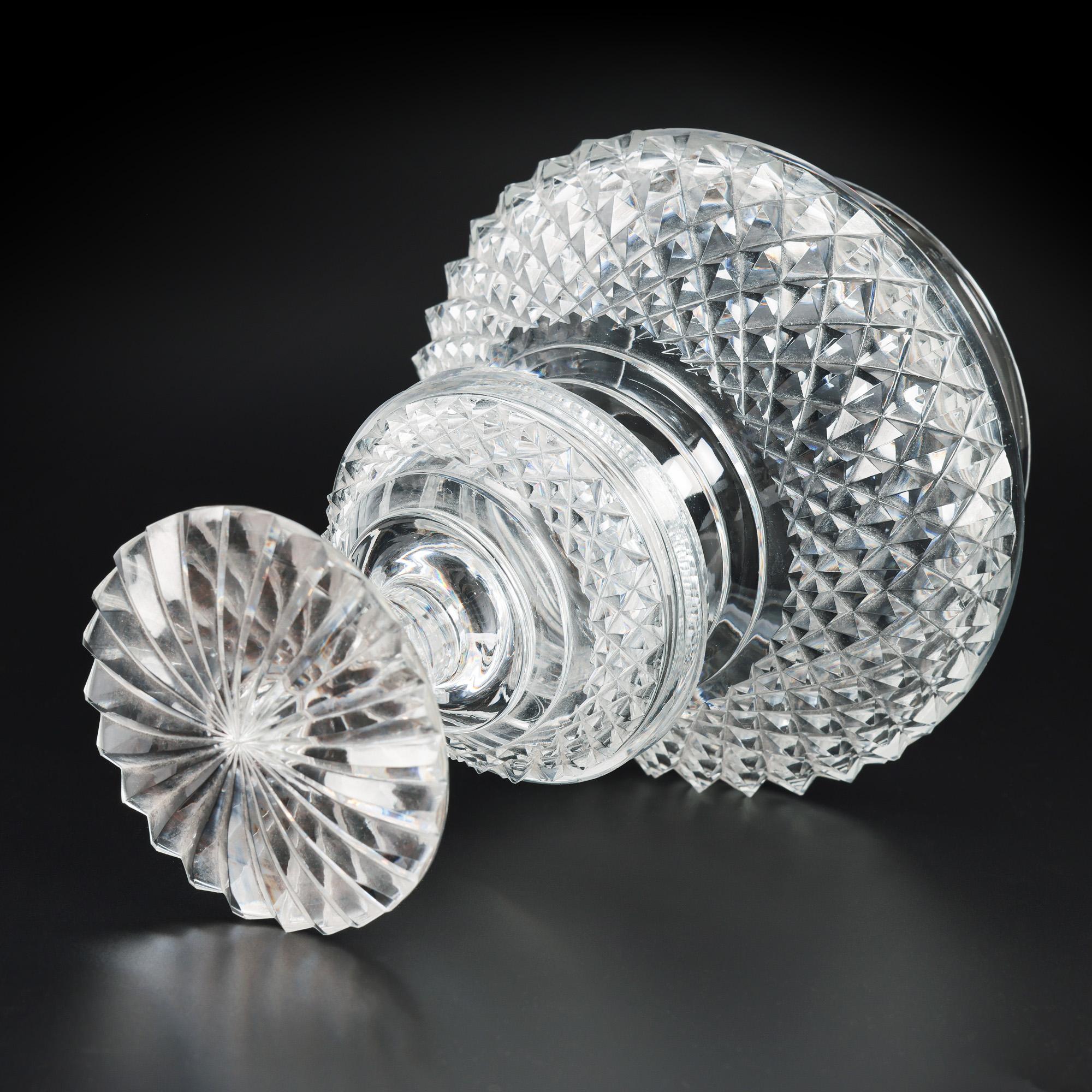 Vase à piédestal et couvercle en verre taillé de style Régence anglo-irlandaise en vente 1