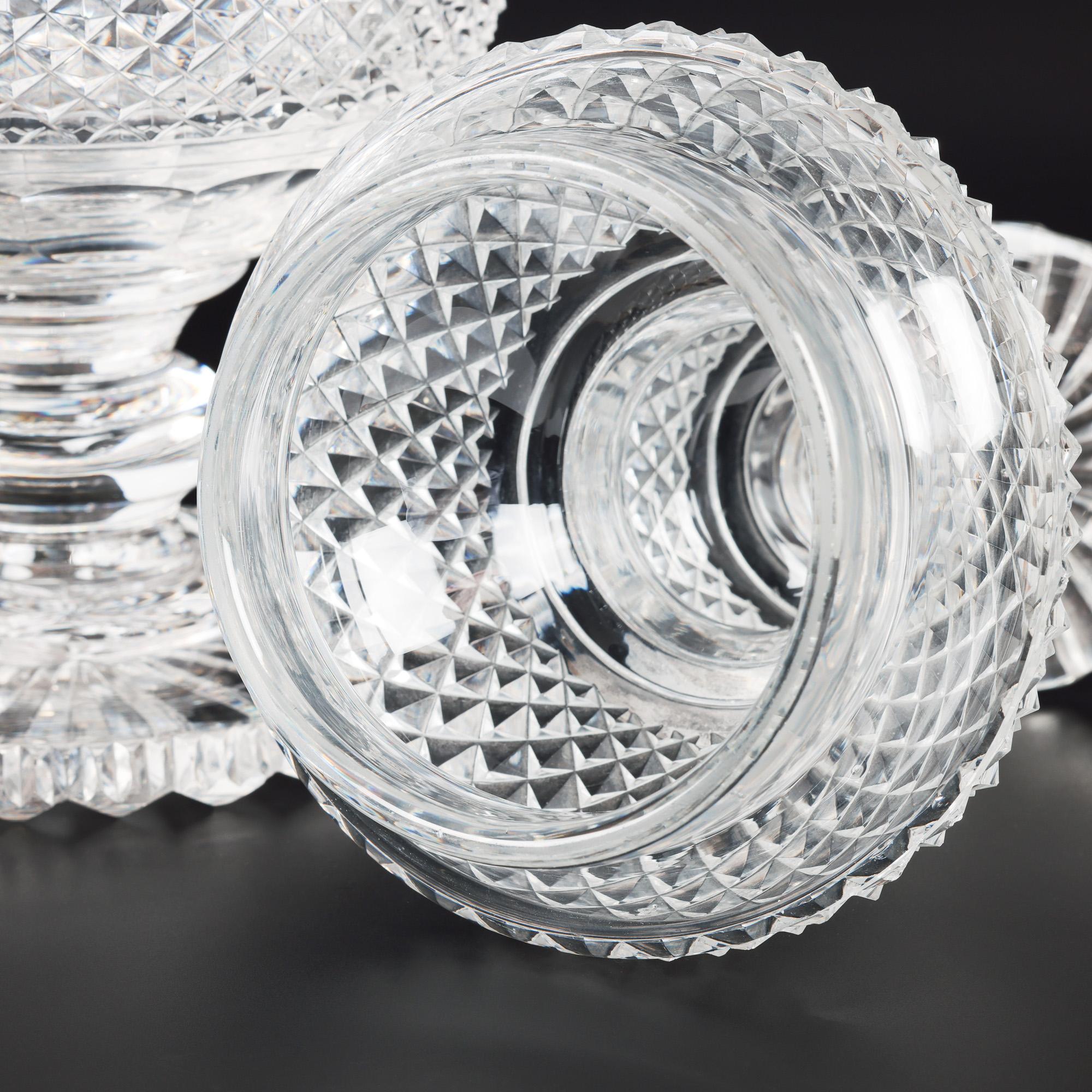 Vase à piédestal et couvercle en verre taillé de style Régence anglo-irlandaise en vente 2