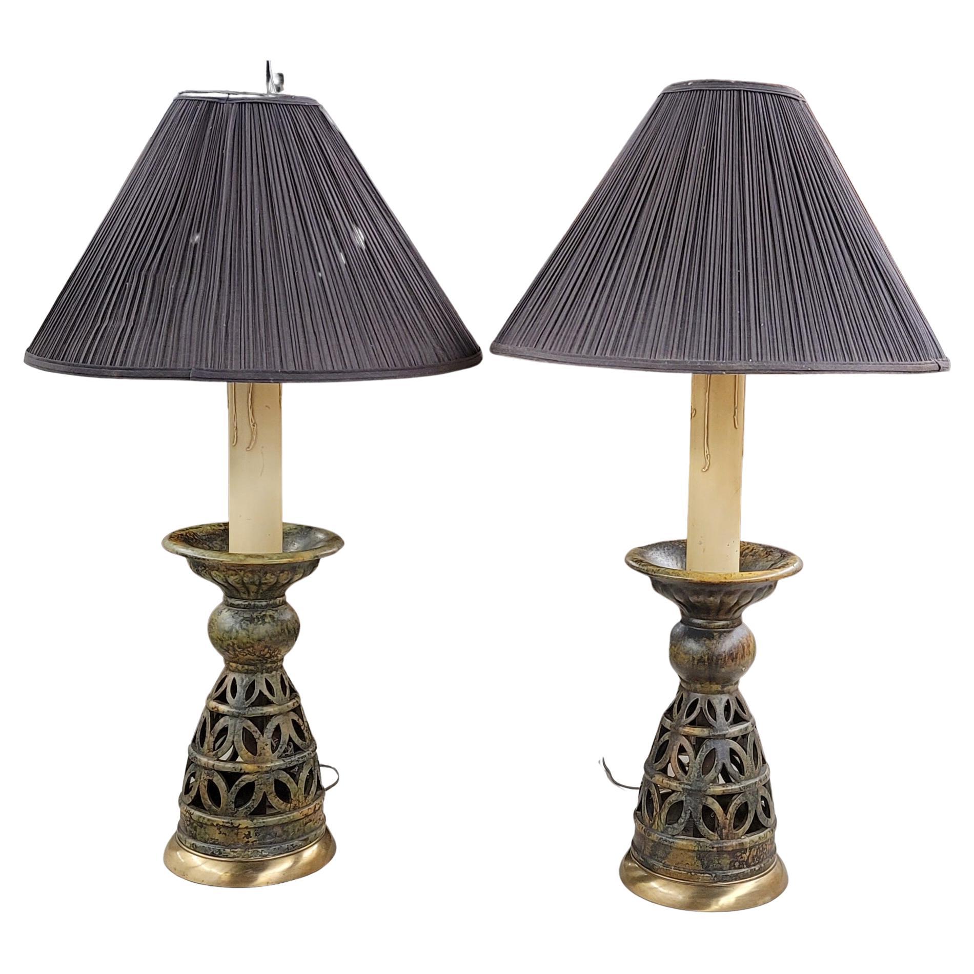 Anglo-giapponese Portacandele in ceramica intagliata anglo-giapponese e grandi lampade da tavolo in ottone, una coppia in vendita