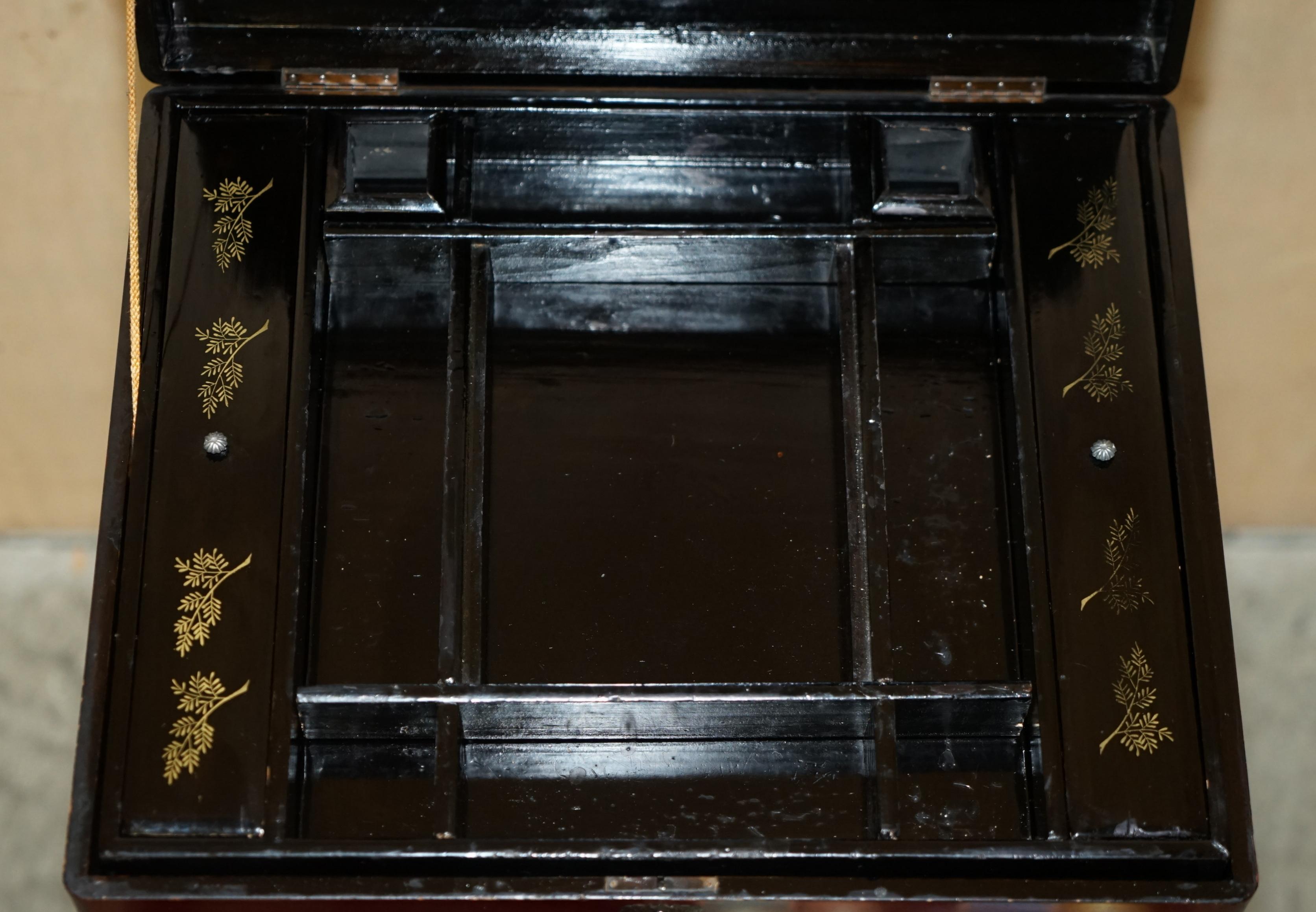 Japanischer rot lackierter Nähtisch mit berühmten Bambusbeinen und passendem Innenraum von Anglo im Angebot 12
