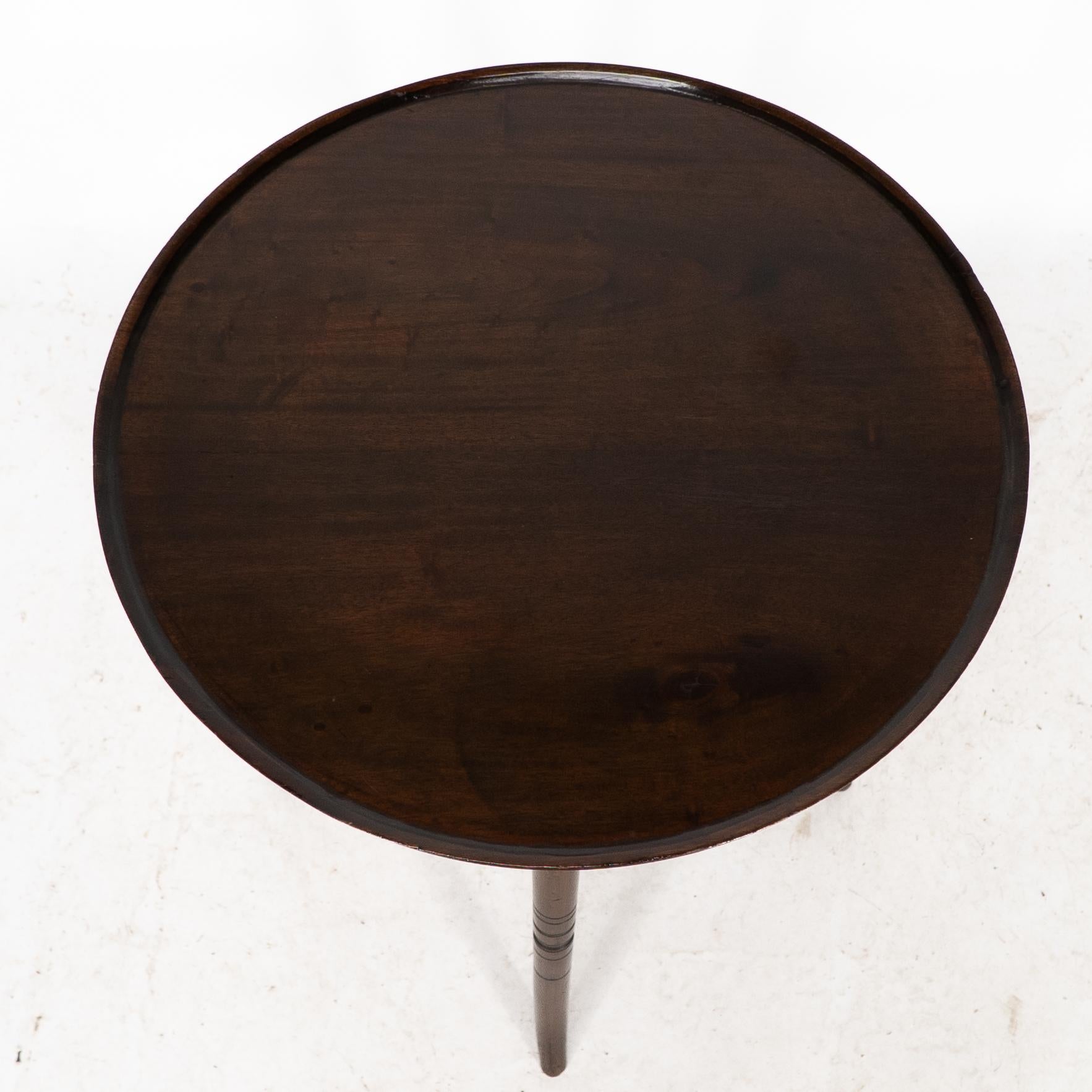 Table d'appoint anglo-japonaise en noyer à plateau tournant en vente 4