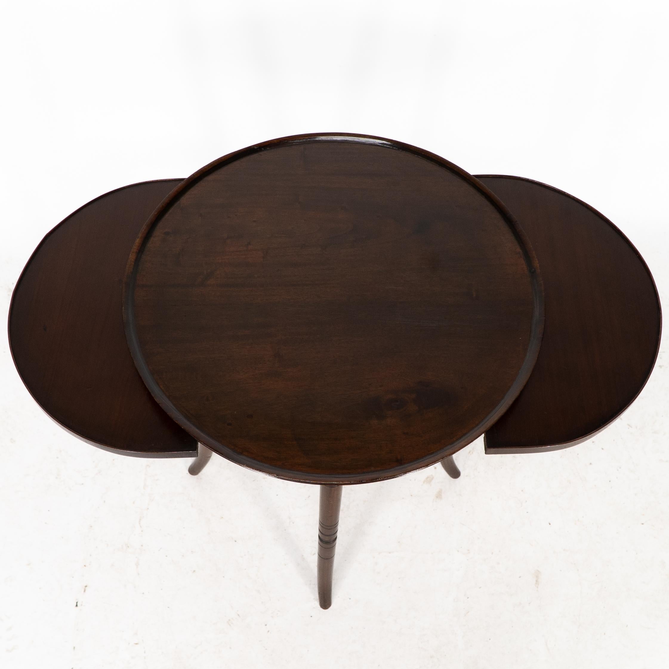 Table d'appoint anglo-japonaise en noyer à plateau tournant en vente 5