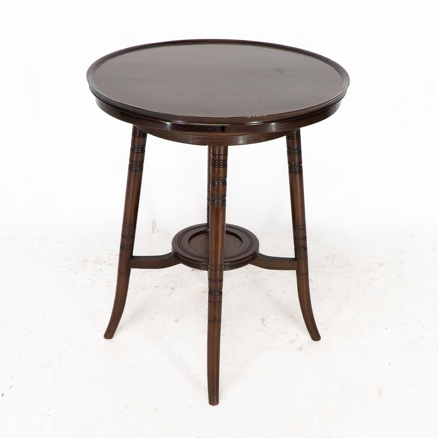 Table d'appoint anglo-japonaise en noyer avec plateau tournant et étagères latérales escamotables. 

Dimensions : Hauteur 26 3/4