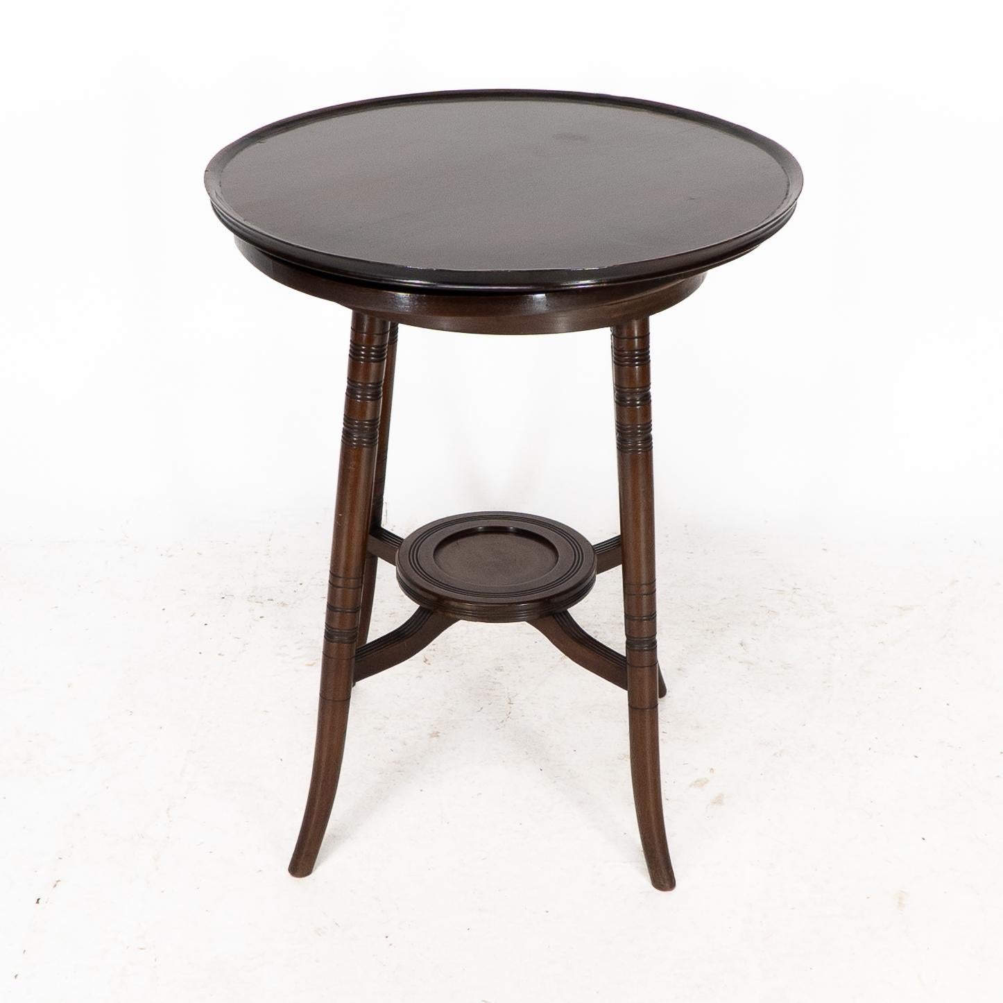 Anglo-japonais Table d'appoint anglo-japonaise en noyer à plateau tournant en vente