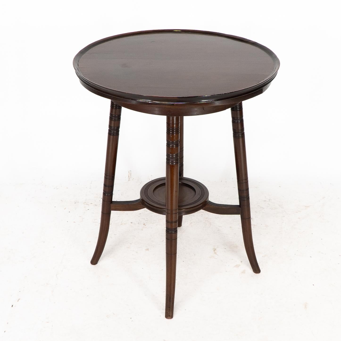 Noyer Table d'appoint anglo-japonaise en noyer à plateau tournant en vente