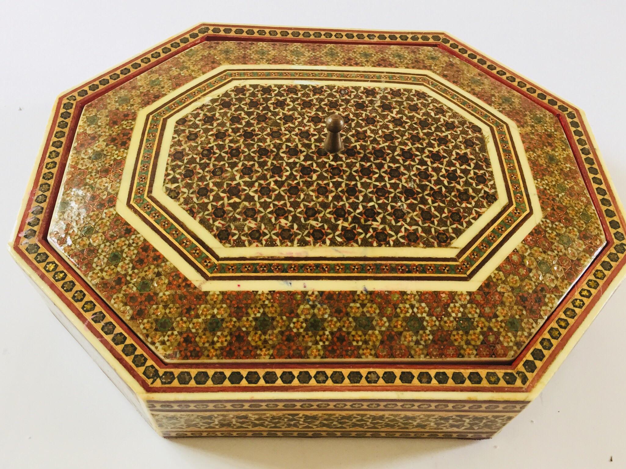 Anglo-persische achteckige Mosaik-Khatam-Box mit Intarsien (Maurisch)