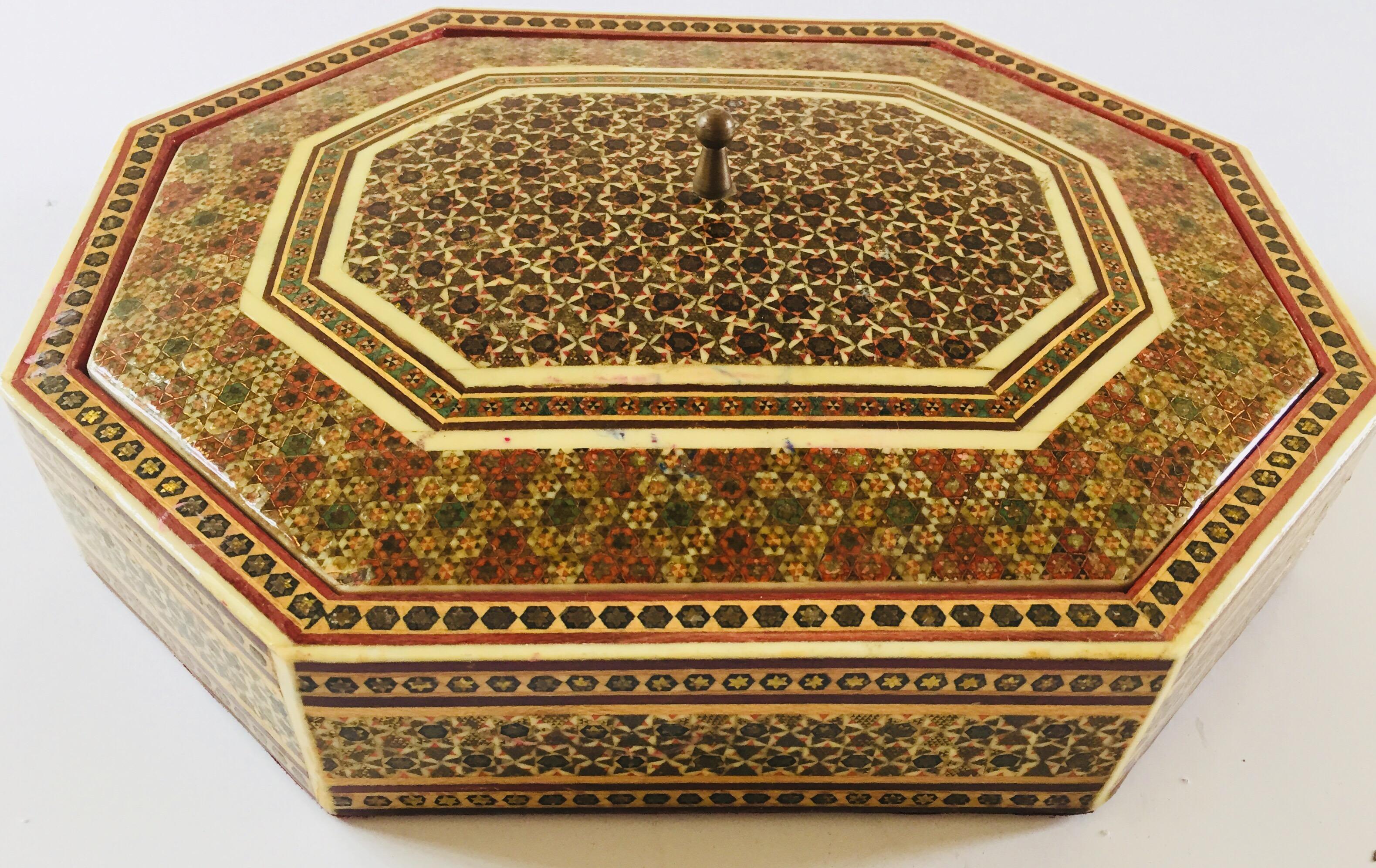 Anglo-persische achteckige Mosaik-Khatam-Box mit Intarsien (Persisch)