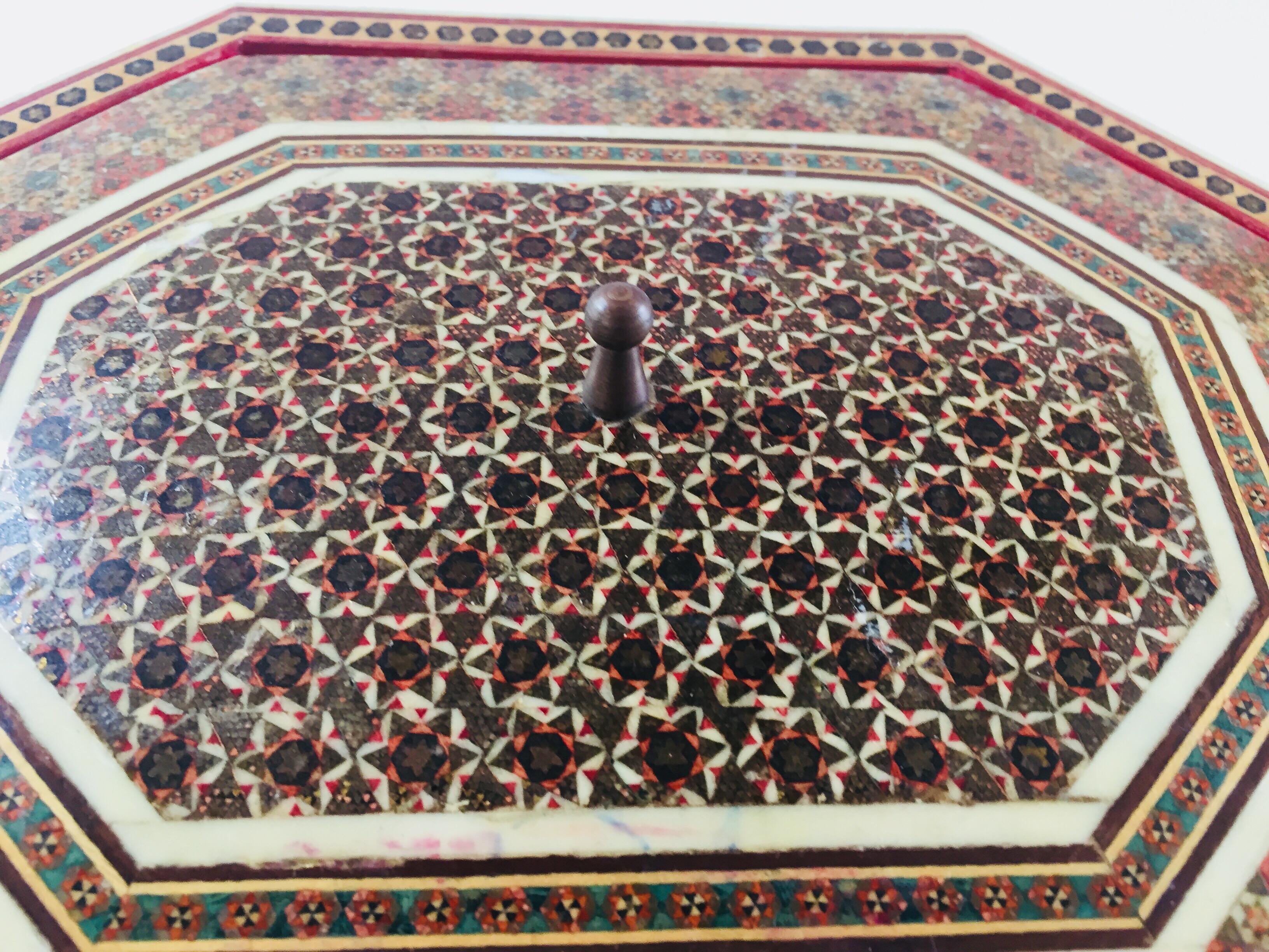 Anglo-persische achteckige Mosaik-Khatam-Box mit Intarsien (Marketerie)