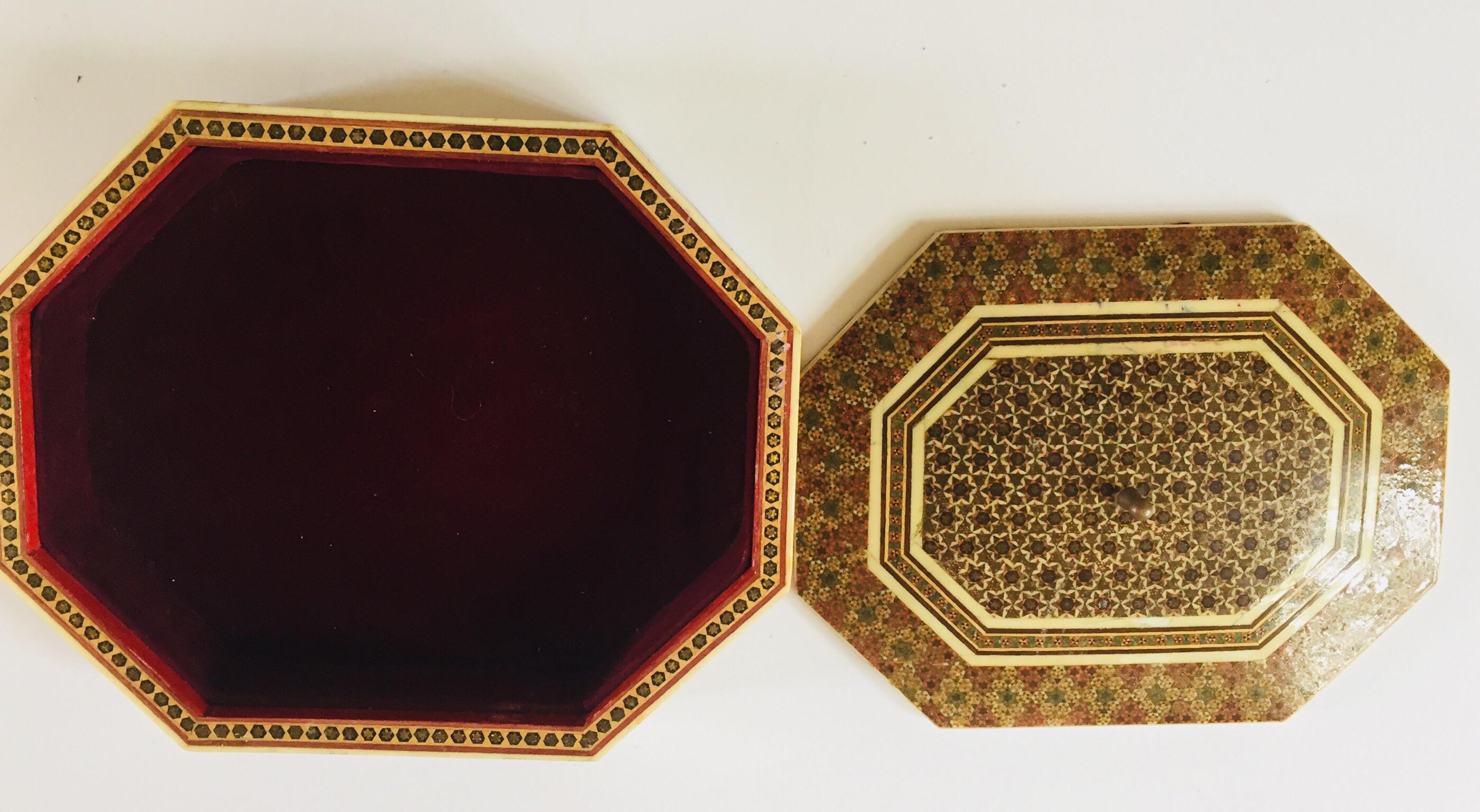 Anglo-persische achteckige Mosaik-Khatam-Box mit Intarsien im Zustand „Hervorragend“ in North Hollywood, CA