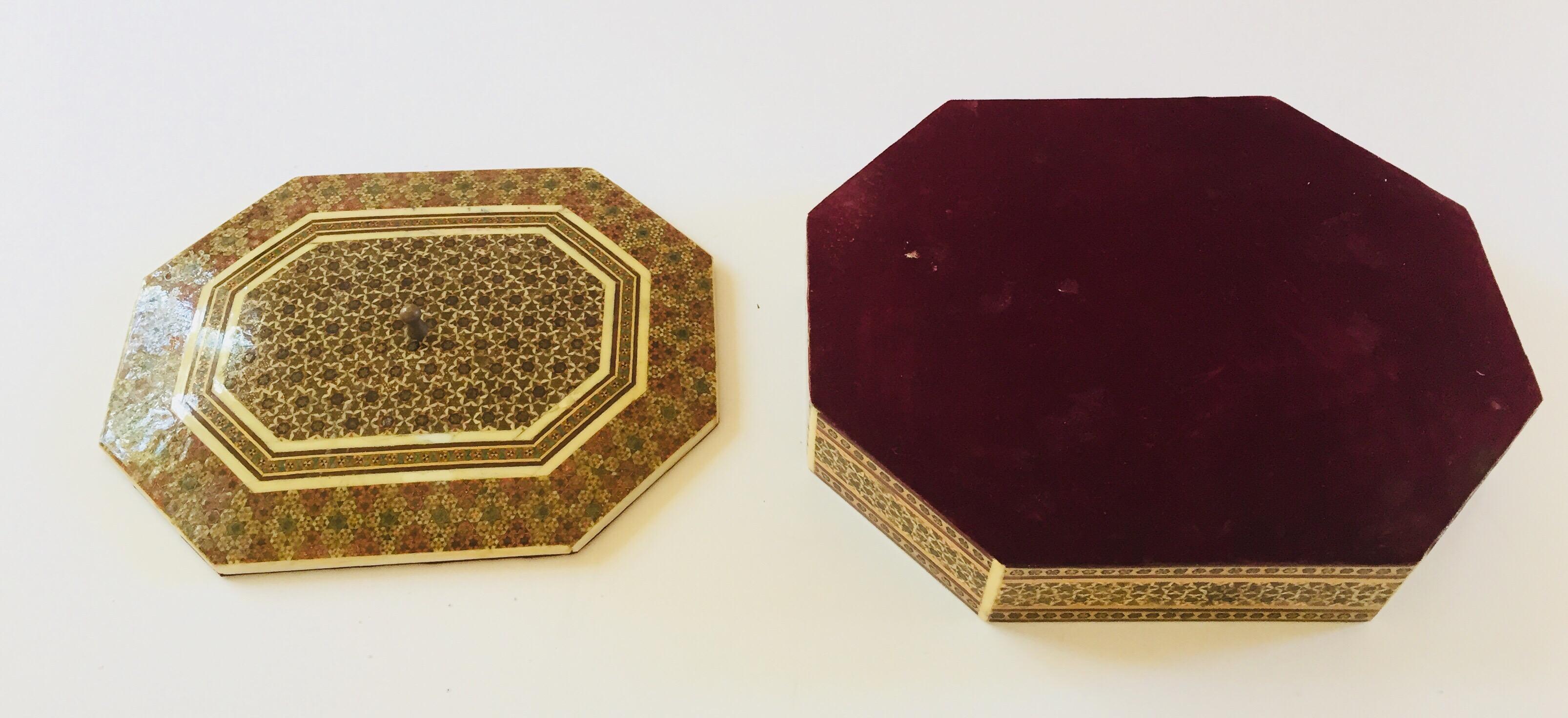 Anglo-persische achteckige Mosaik-Khatam-Box mit Intarsien 1