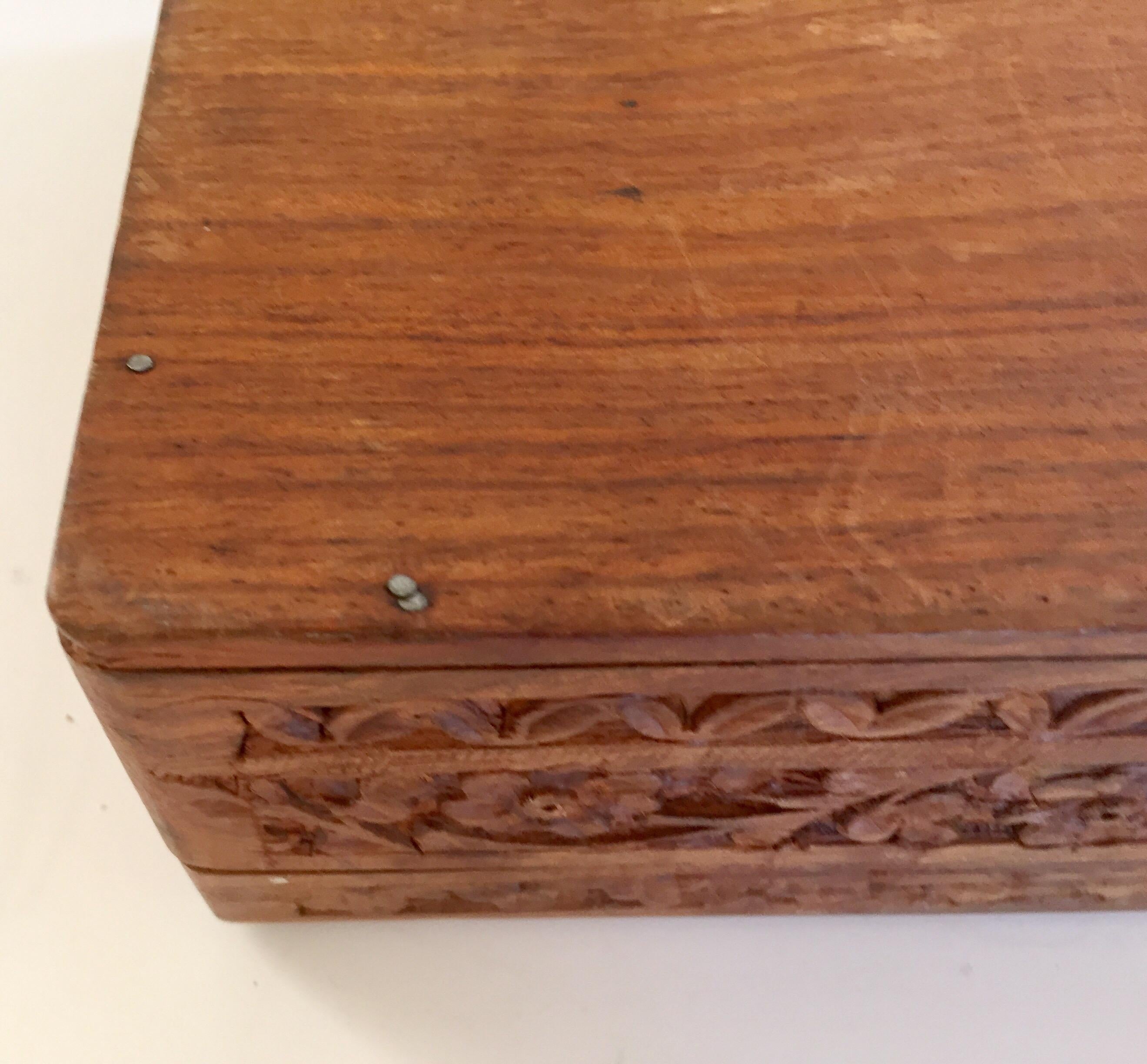 Boîte à bijoux décoratives Anglo Raj en bois sculpté à la main en vente 3