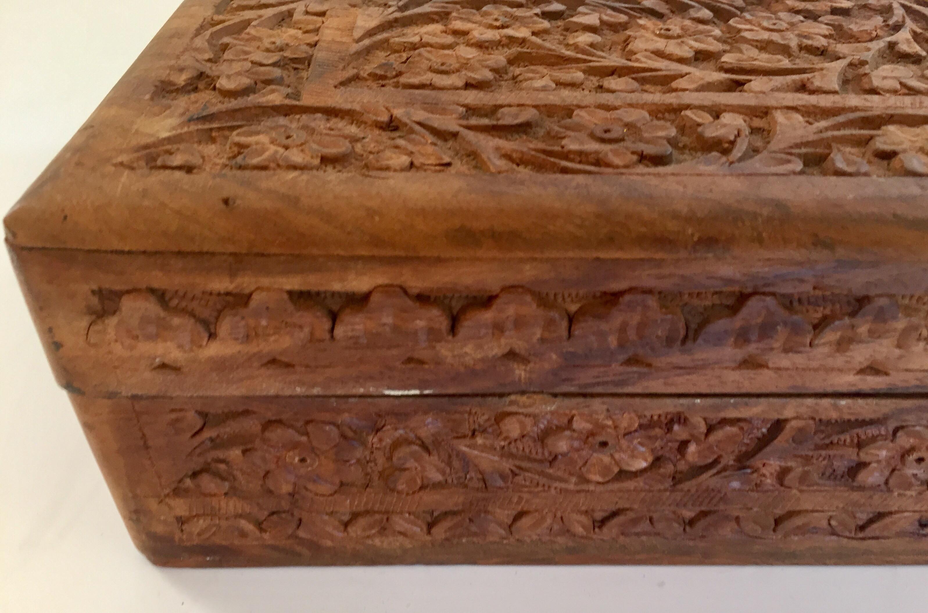 Boîte à bijoux décoratives Anglo Raj en bois sculpté à la main en vente 2