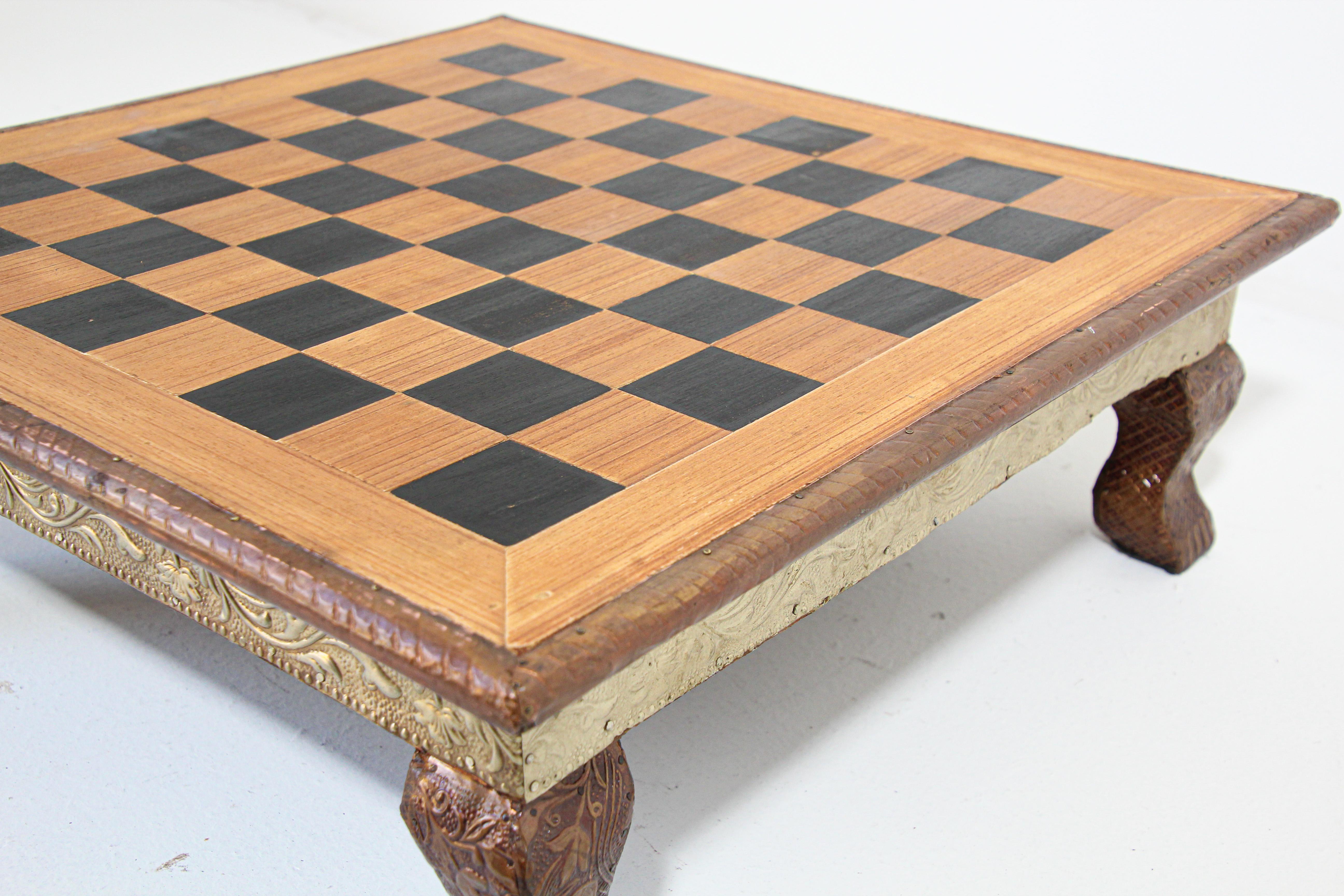Métal Table basse de jeu d'échecs Anglo Raj fabriquée à la main, Inde en vente