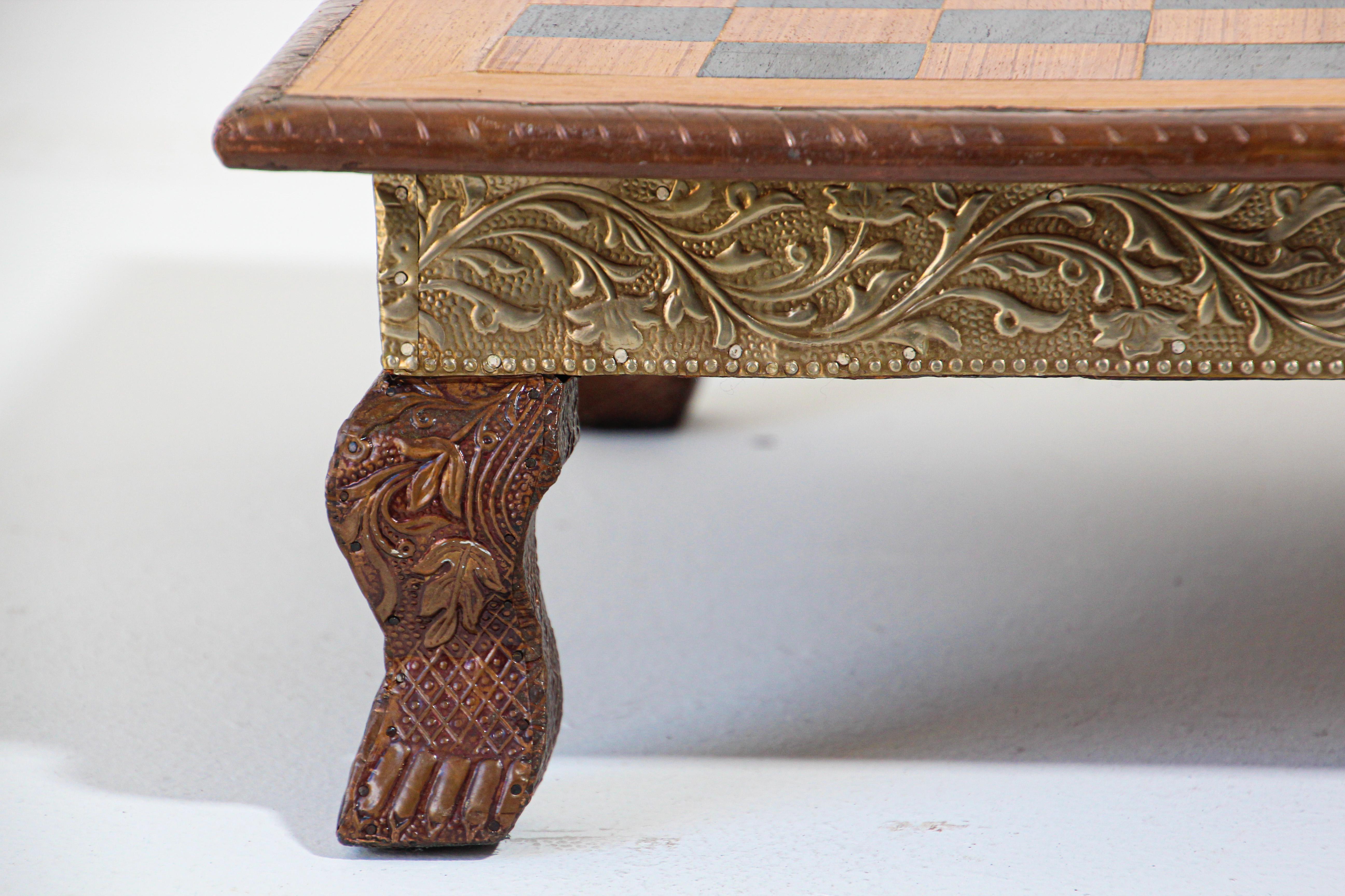 Anglo Raj Hand-Crafted Game Chess Low Table India In Good Condition For Sale In North Hollywood, CA