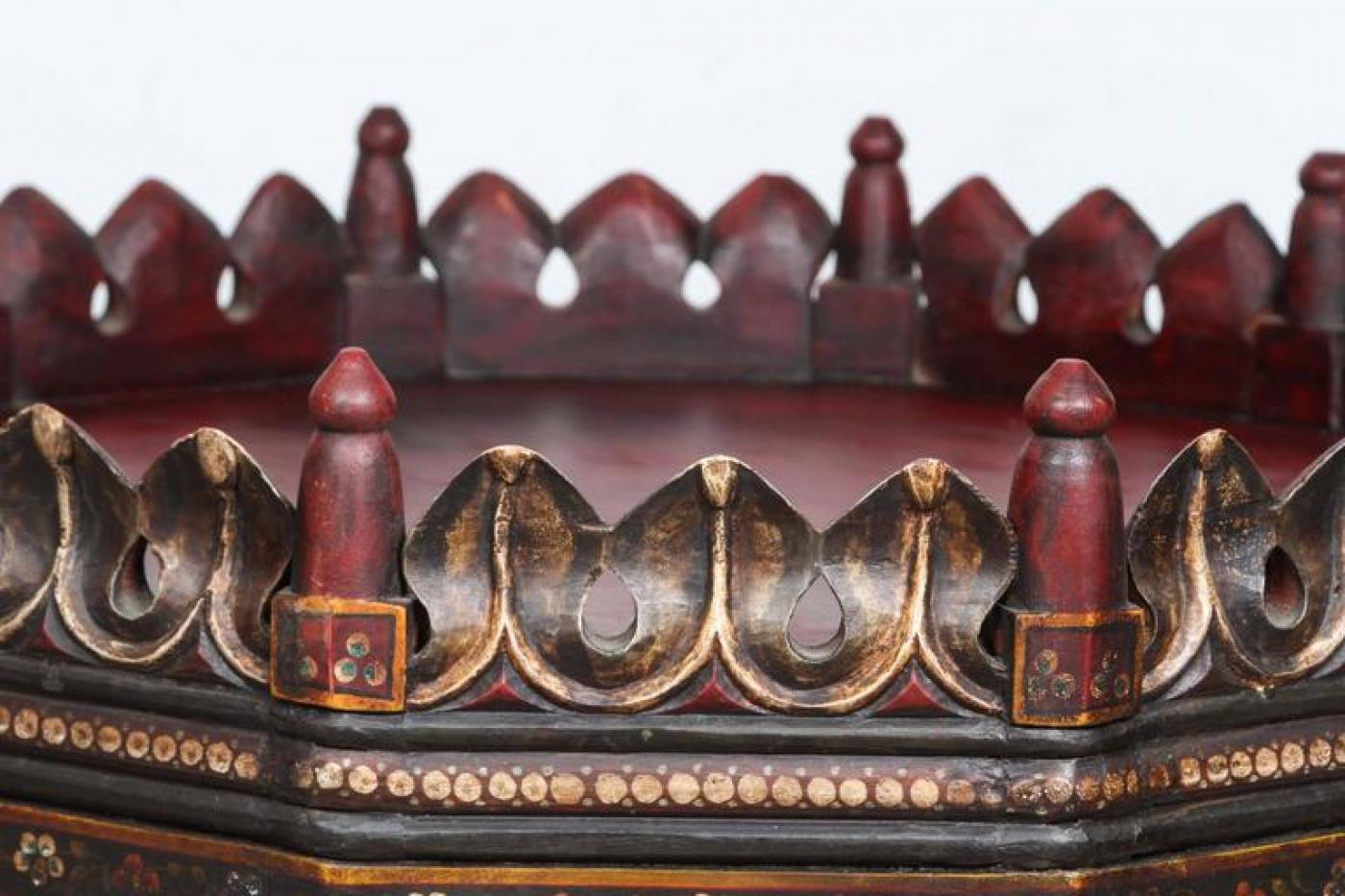Intagliato a mano Antico tavolo da caffè in teak dipinto a mano Anglo-Raj India in vendita