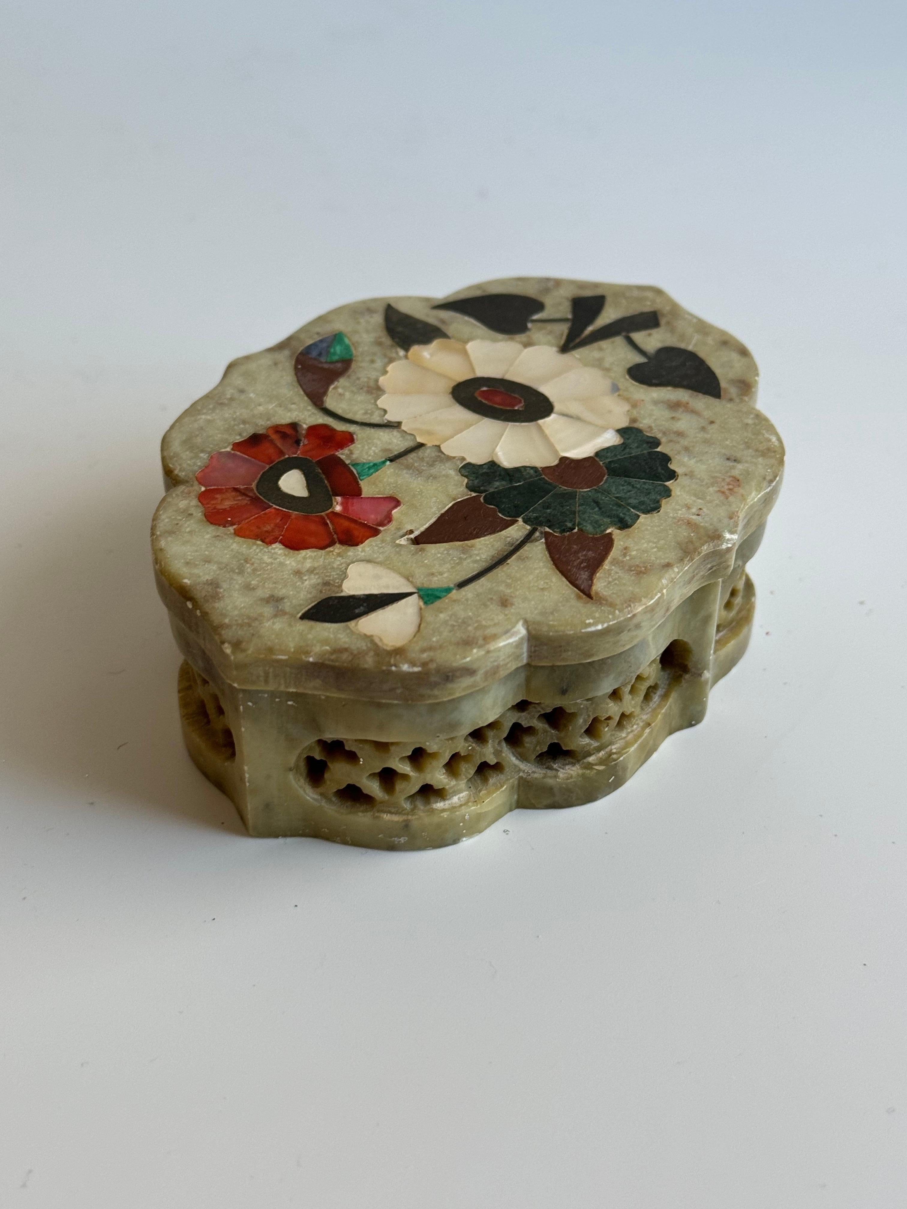 Boîte décorative en pietra dura de marbre incrusté Anglo Raj 
Cette boîte décorative en marbre faite à la main est incrustée de pierres semi-précieuses, de jaspe, de malachite, de cornaline, de nacre, de lapis-lazuli. Ce type de design est le même
