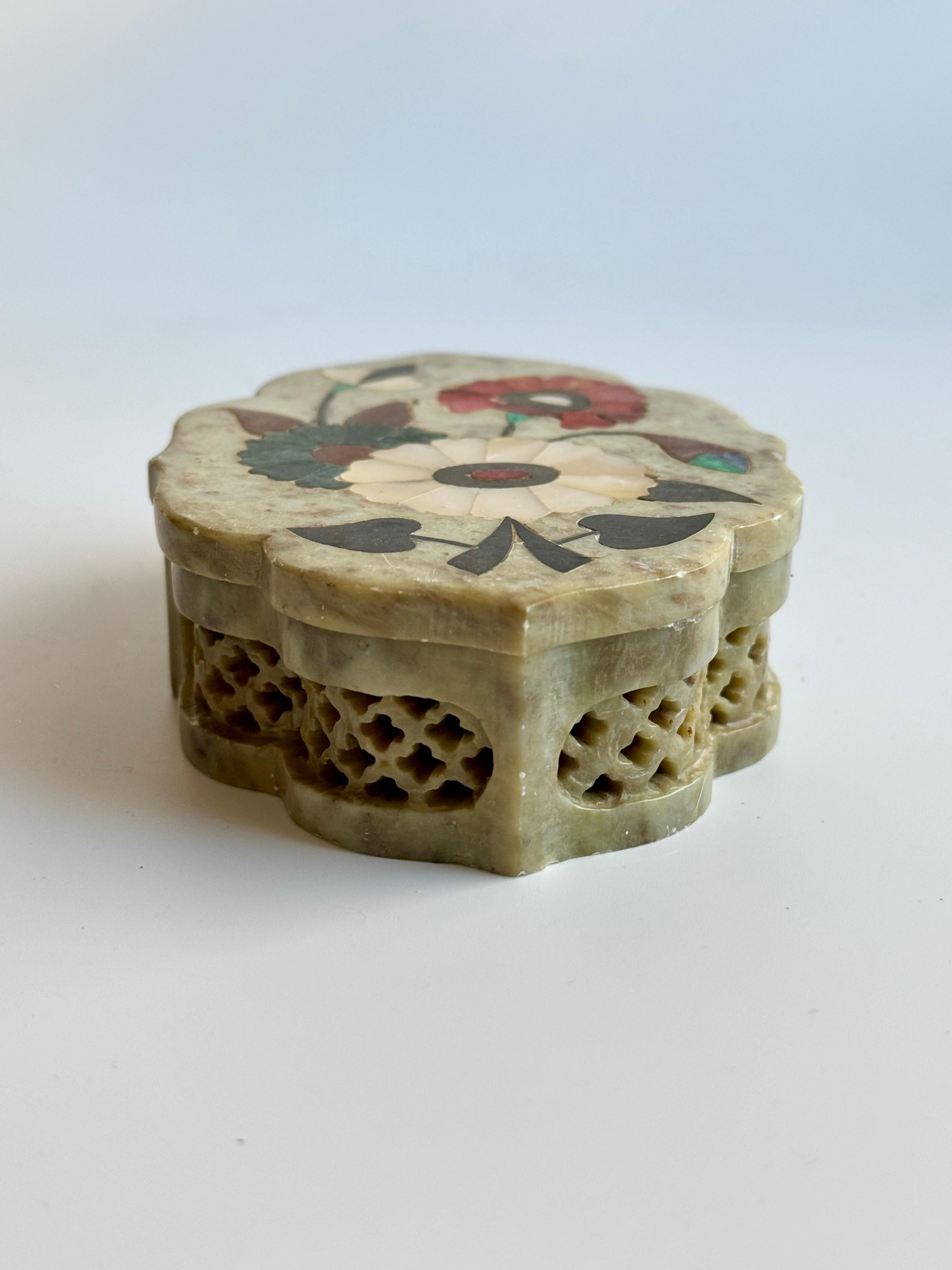 Indian Anglo-Raj Marble Inlay Box Pietra Dura For Sale