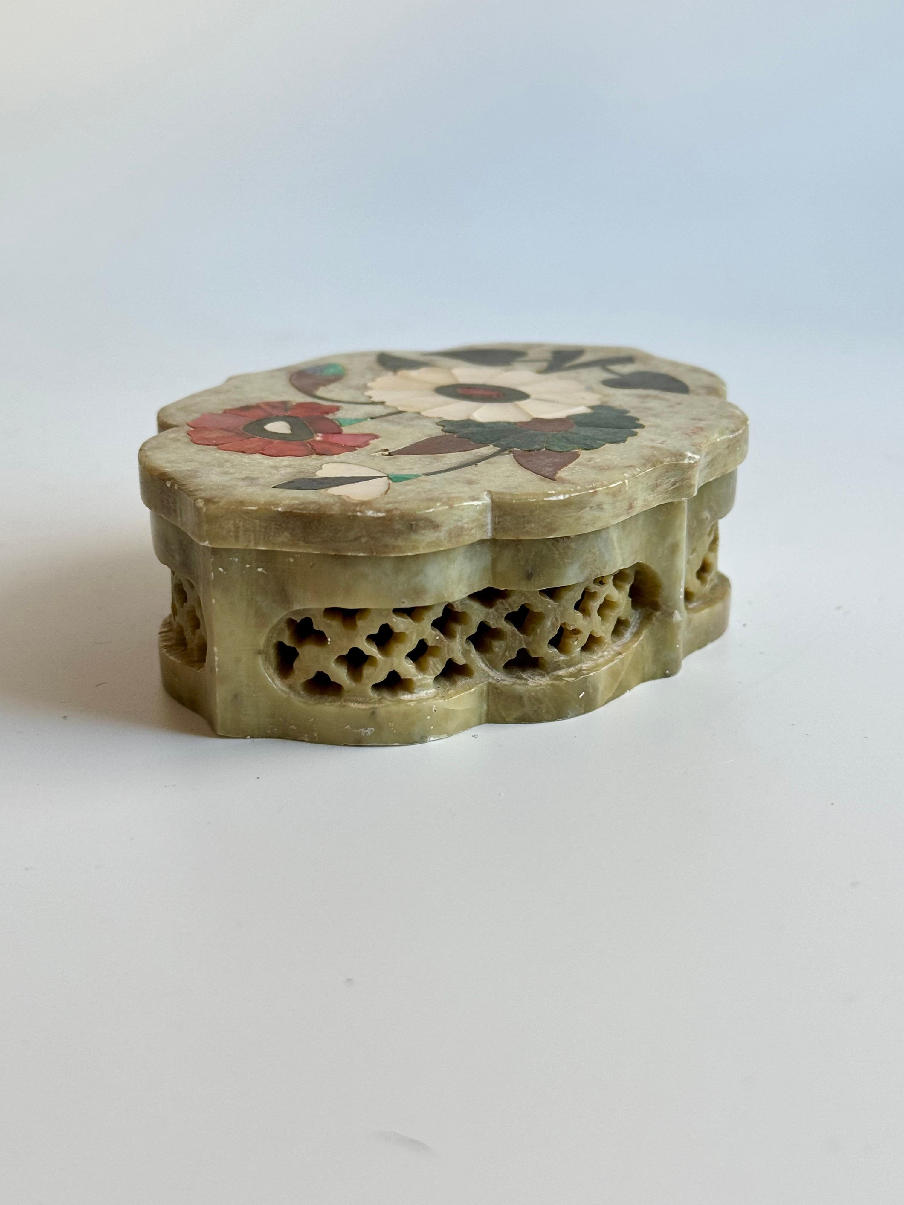 Hand-Carved Anglo-Raj Marble Inlay Box Pietra Dura For Sale