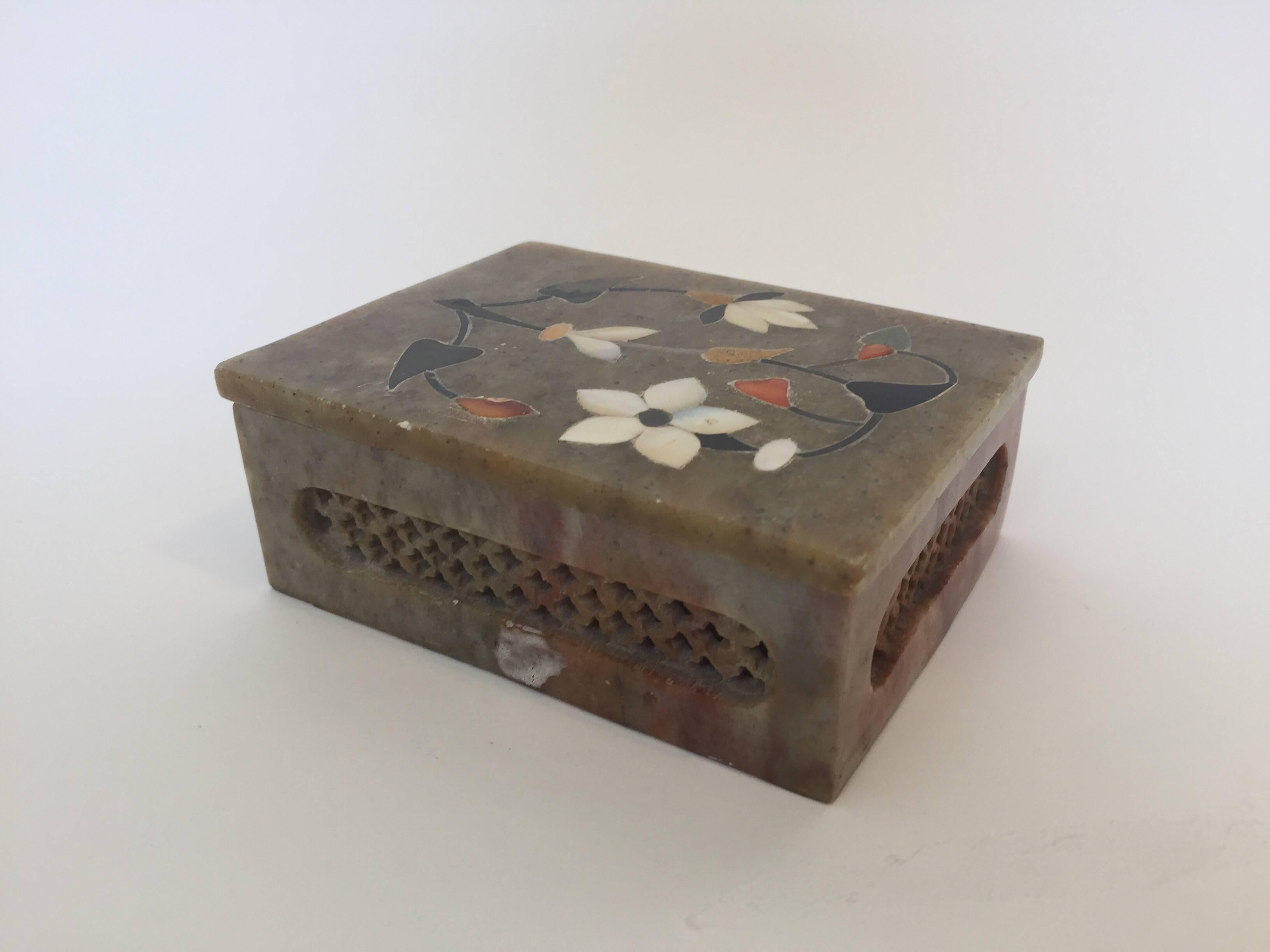 Anglo-Raj Marble Inlay Box Pietra Dura Censor In Good Condition For Sale In North Hollywood, CA