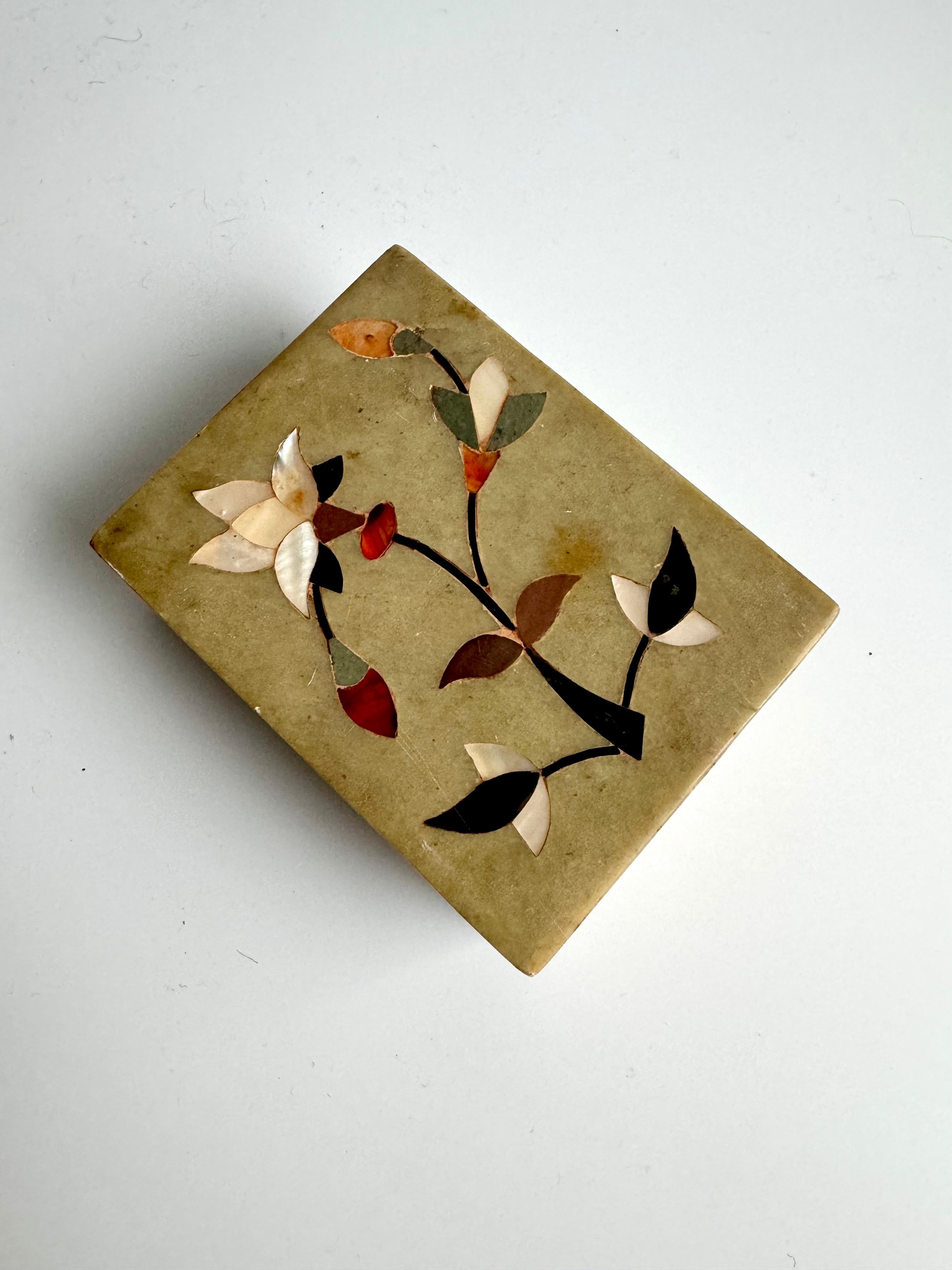 Marmo Scatola Anglo-Raj con intarsi in marmo Pietra Dura Made in India in vendita