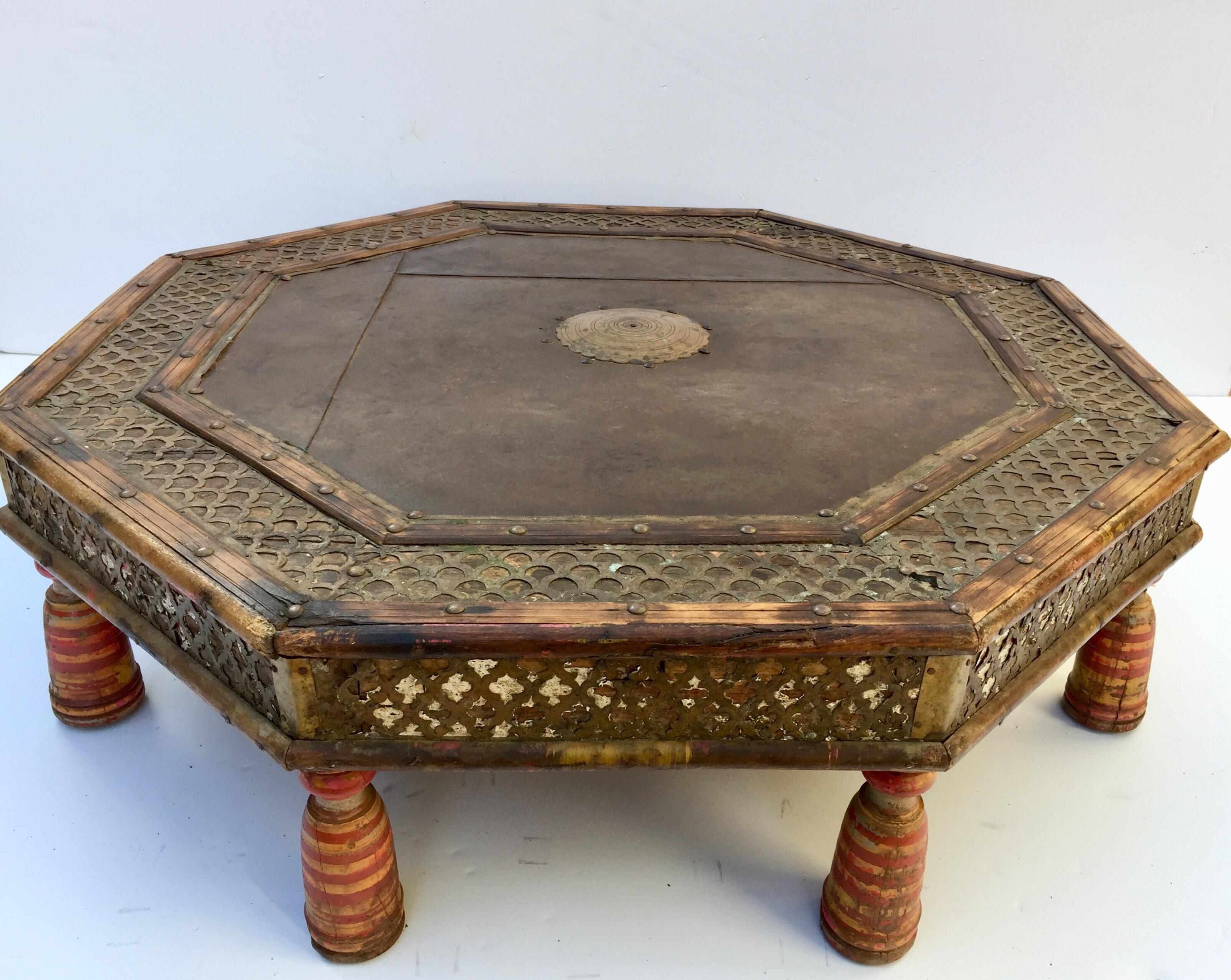 Great octagonal Anglo Raj round tribal low table, made of wood, metal, brass and iron and decorated with brass filigree and hand-carved with geometric Moorish design.
Handcrafted in Rajasthan, India.
Moroccan style octagonal low table great to use