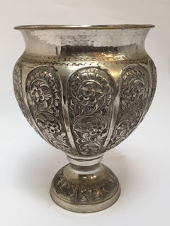 Versilberte Vase mit Fuß im Anglo-Raj-Stil